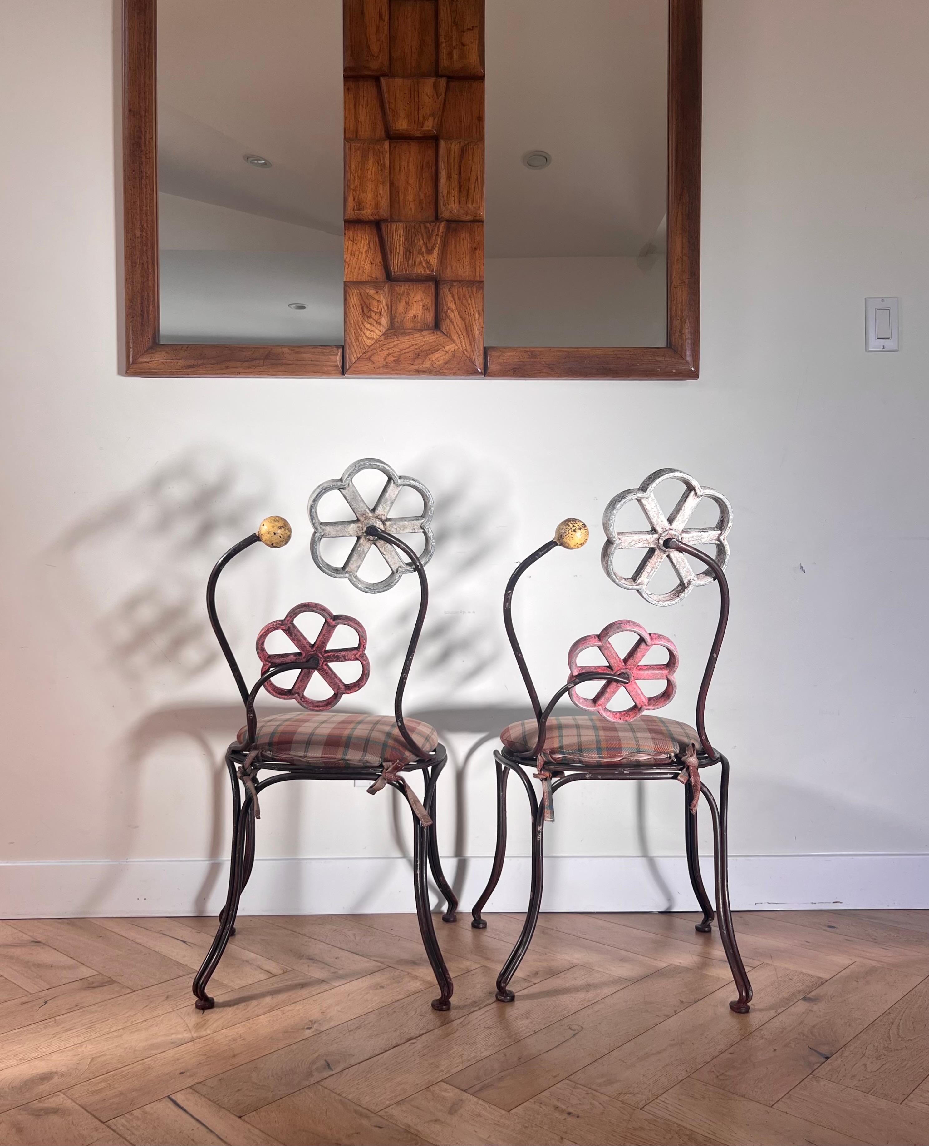 Paire de chaises en fer peint de Joe Brown pour Anthropologie, début de carrière en vente 1