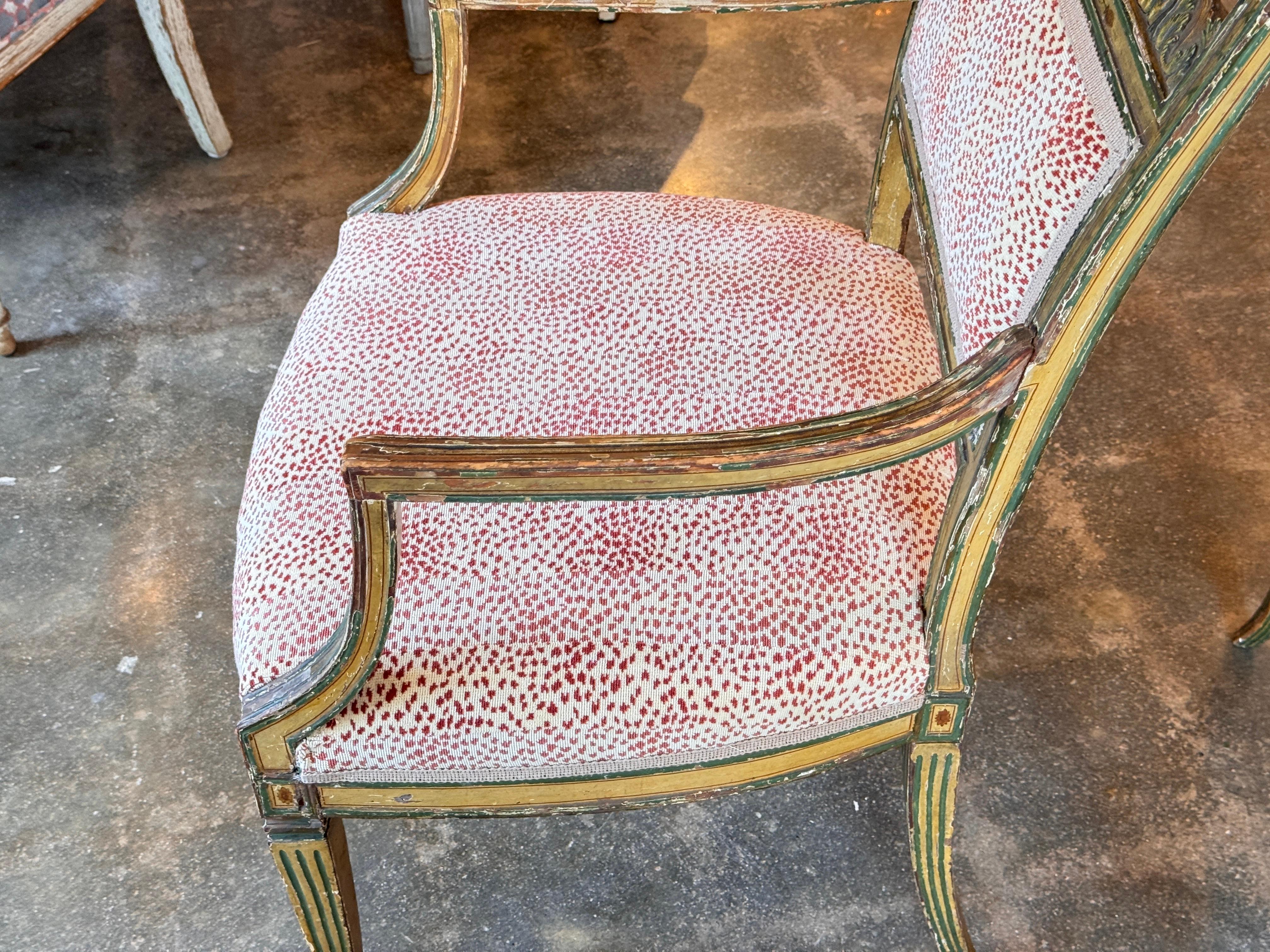 Ein Paar bemalte italienische Sessel im Angebot 6