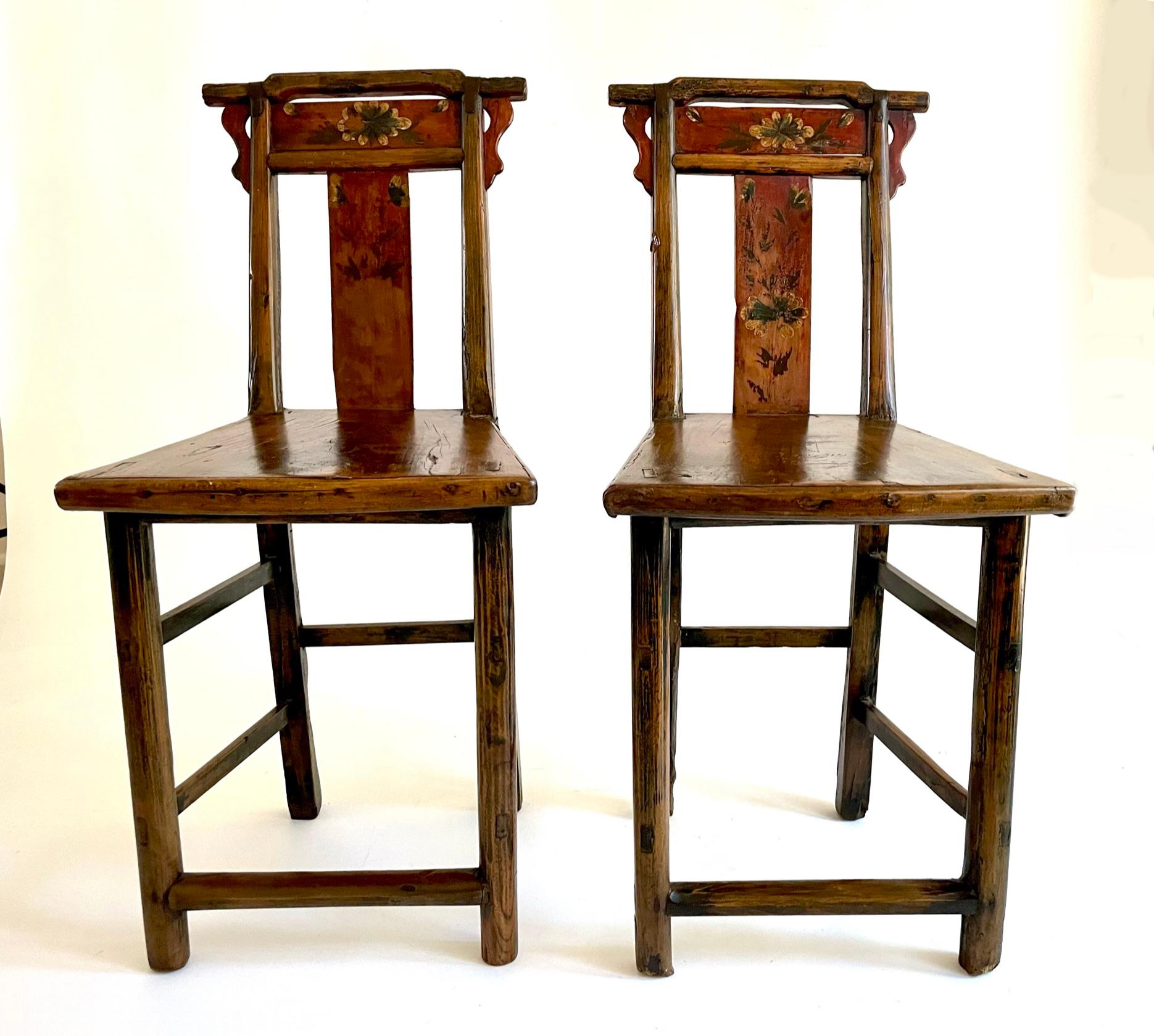 Paar bemalte chinesische Stühle aus dem späten 18. Jahrhundert im Angebot 8