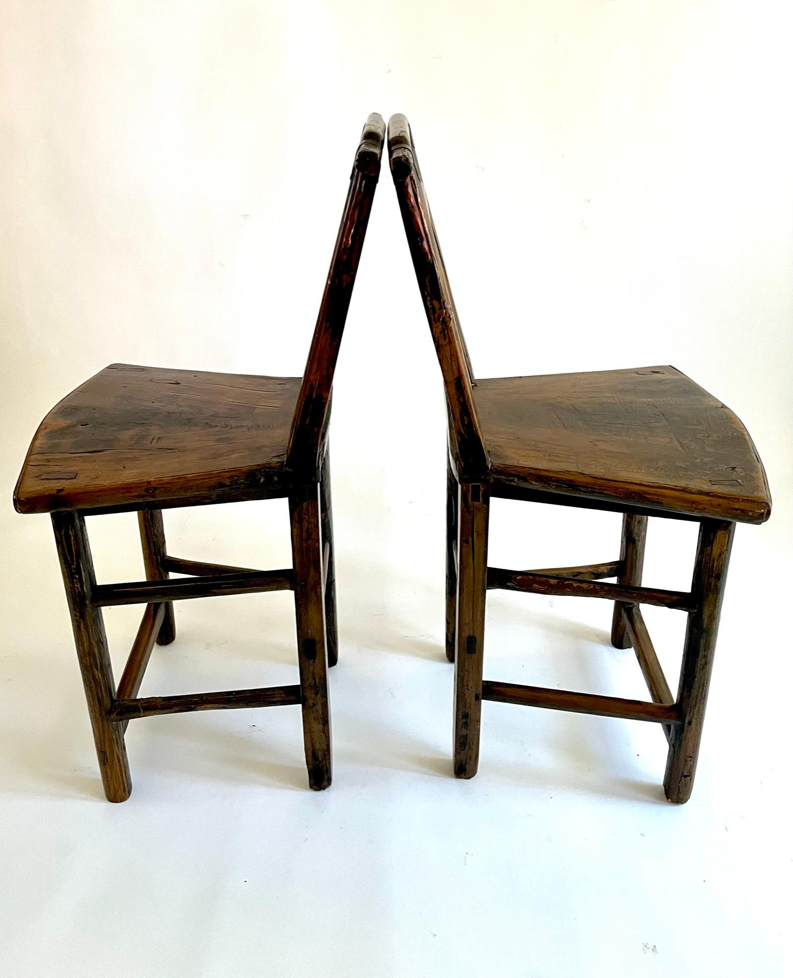 Paar bemalte chinesische Stühle aus dem späten 18. Jahrhundert im Angebot 9