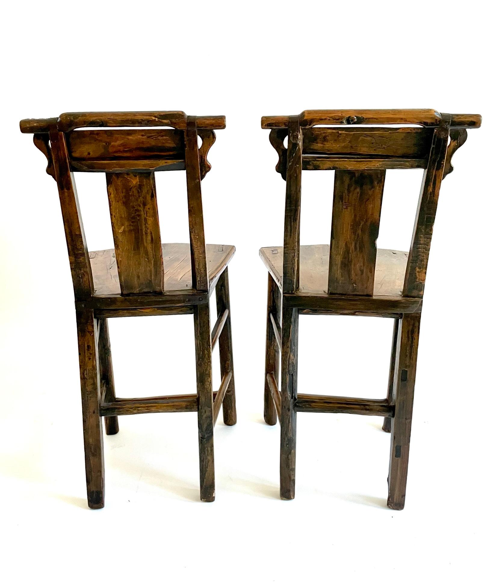 Paar bemalte chinesische Stühle aus dem späten 18. Jahrhundert im Angebot 10