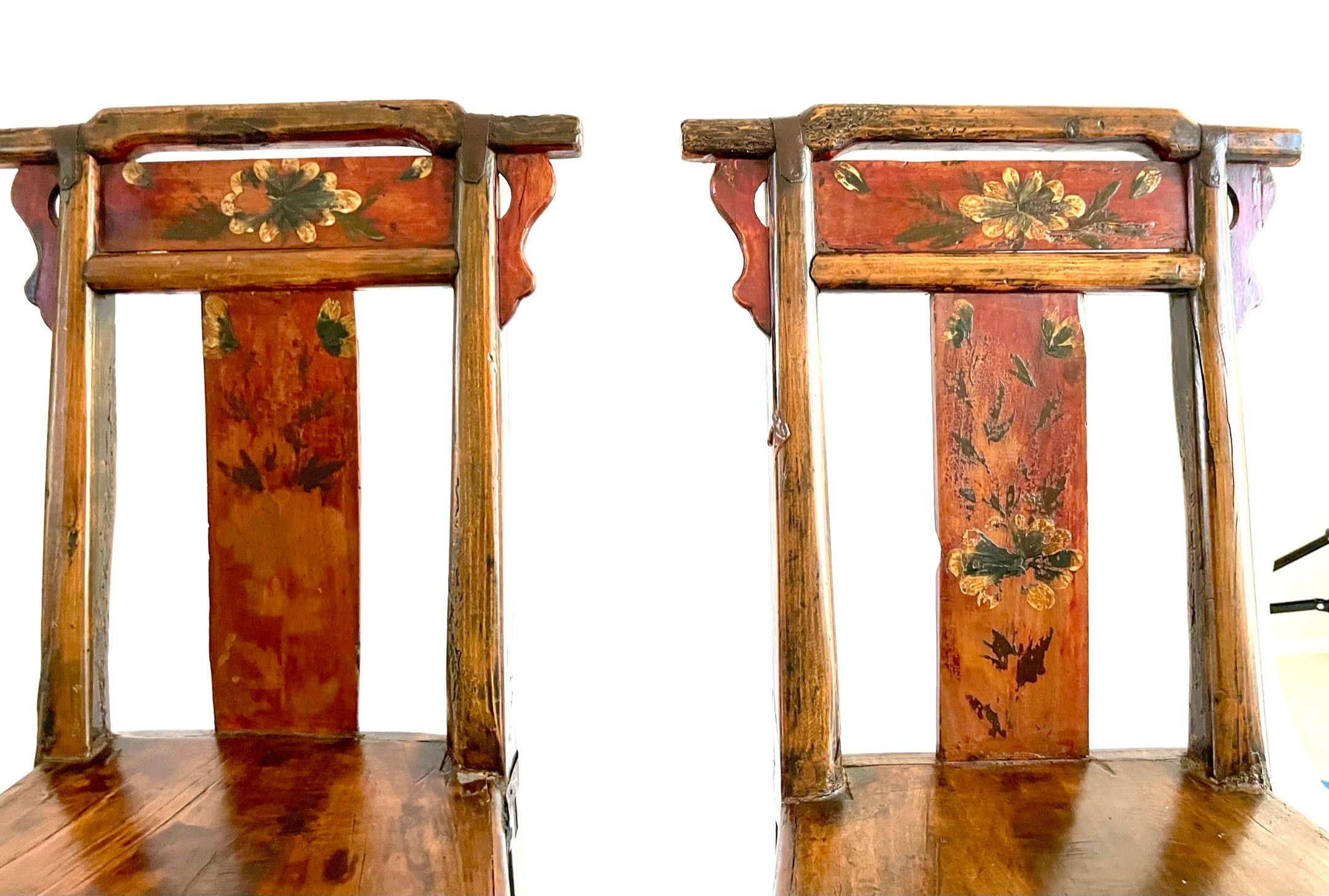Paar bemalte chinesische Stühle aus dem späten 18. Jahrhundert im Angebot 11