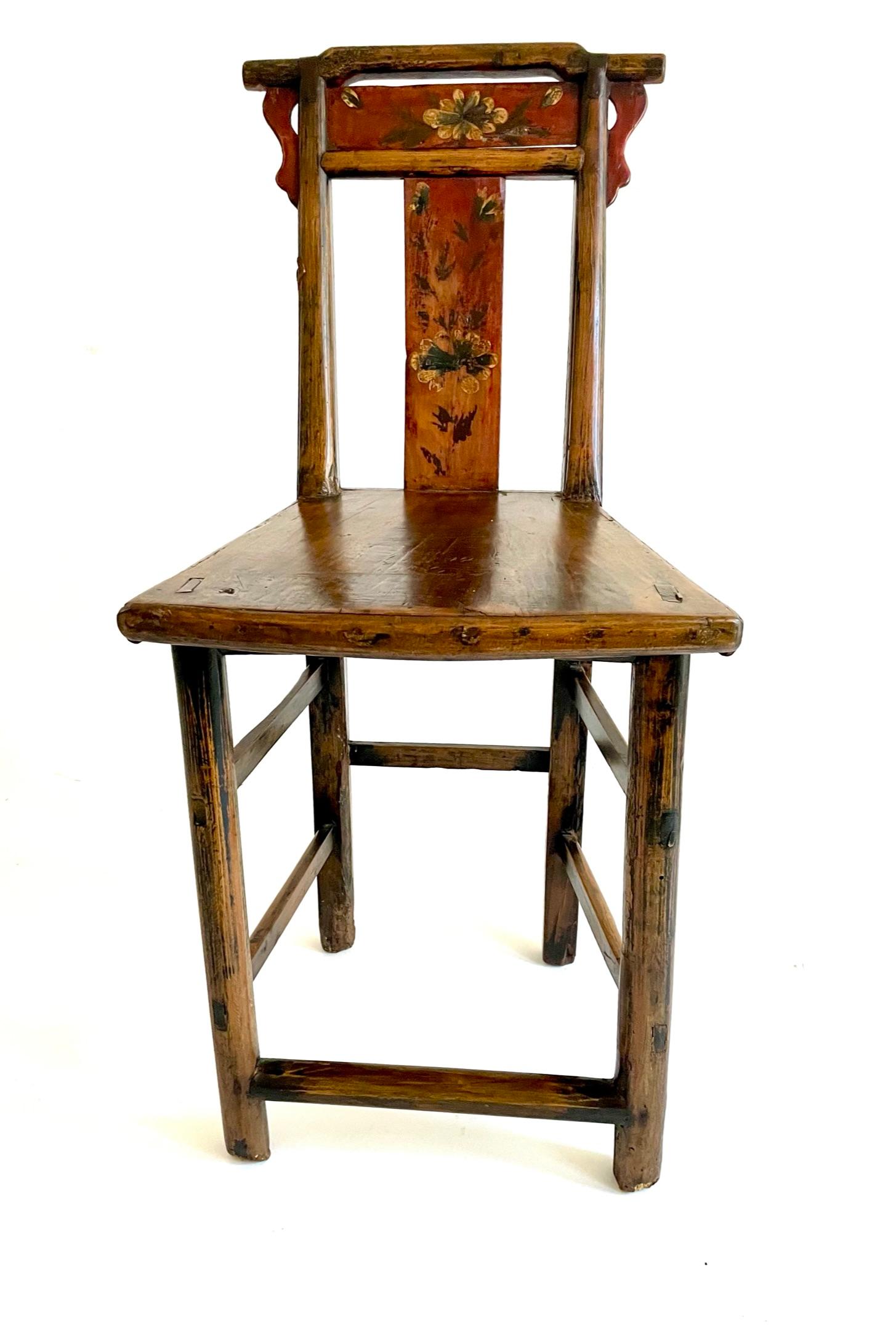 Il s'agit d'une paire inhabituelle de chaises chinoises peintes de la fin du XVIIIe siècle. Le dossier est peint d'un motif floral qui rappelle l'art populaire. La forme de l'assise est un éventail géométrique. Ces chaises proviennent de la province