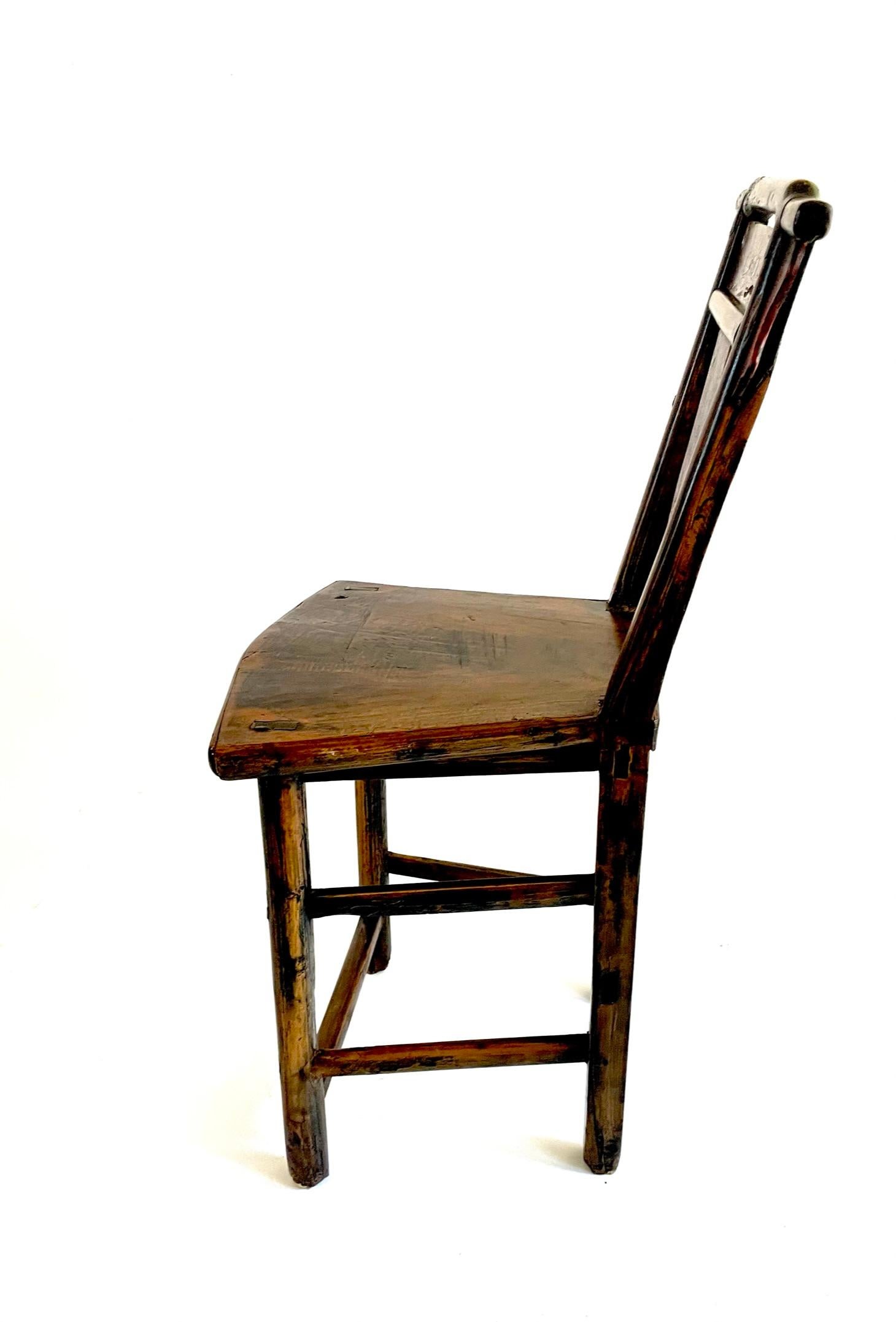 Paar bemalte chinesische Stühle aus dem späten 18. Jahrhundert (Handgefertigt) im Angebot