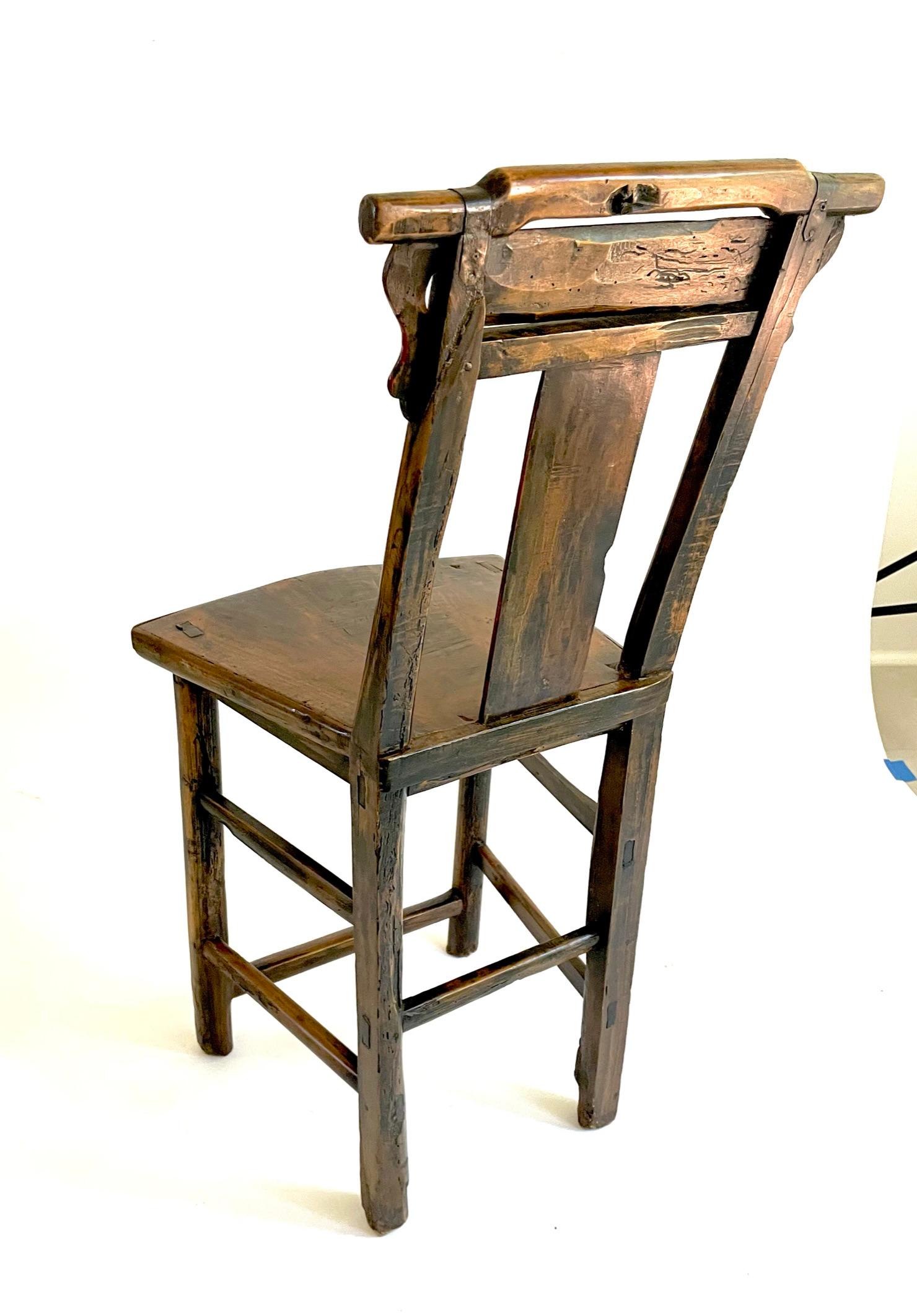 Paar bemalte chinesische Stühle aus dem späten 18. Jahrhundert im Zustand „Gut“ im Angebot in Atlanta, GA