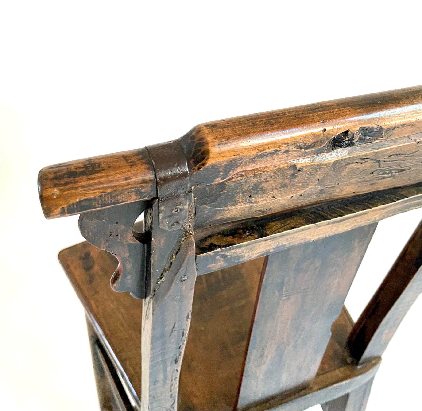 Paar bemalte chinesische Stühle aus dem späten 18. Jahrhundert (Kiefernholz) im Angebot