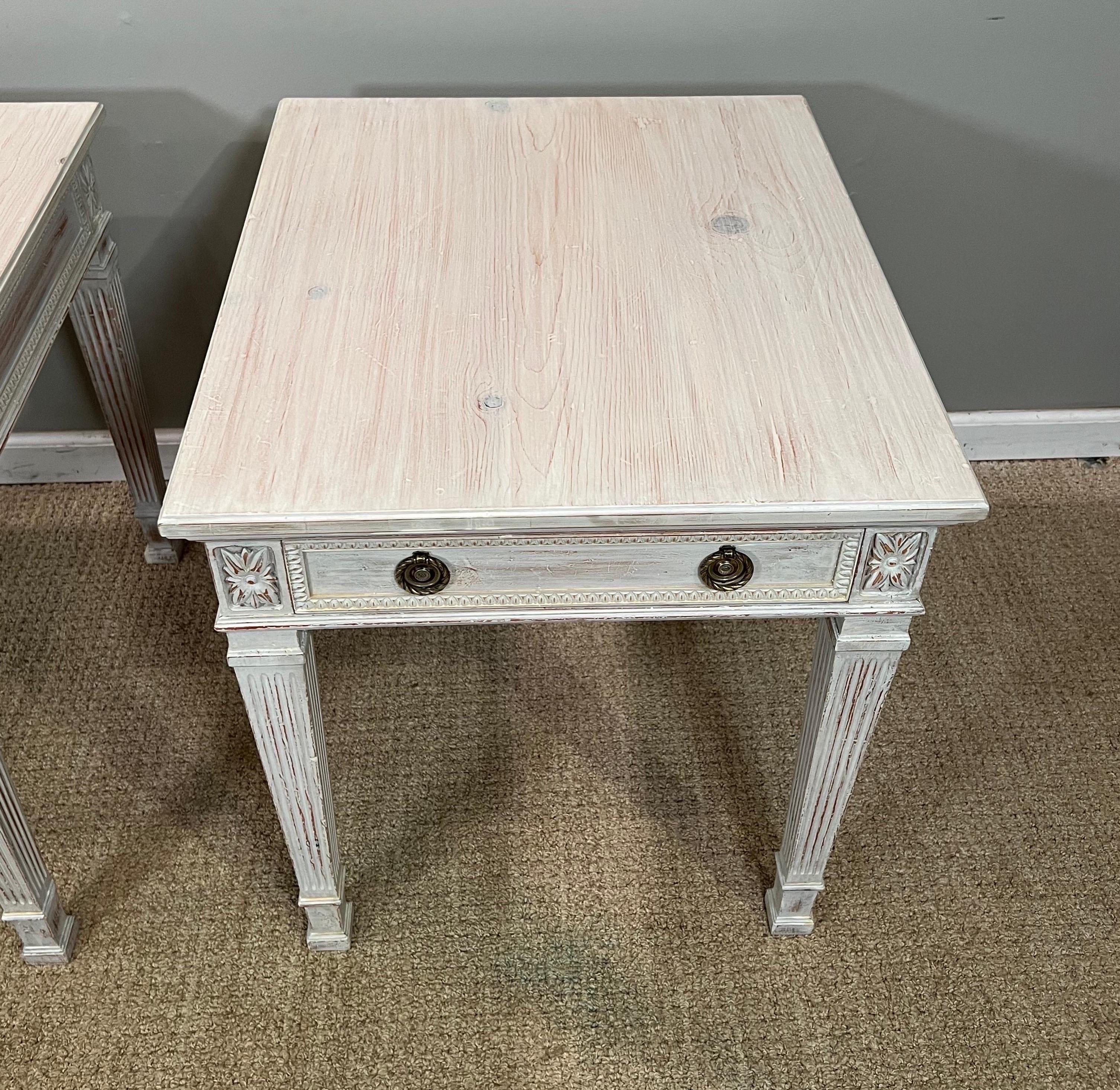 Pareja de mesillas de noche de pino pintado en venta 2