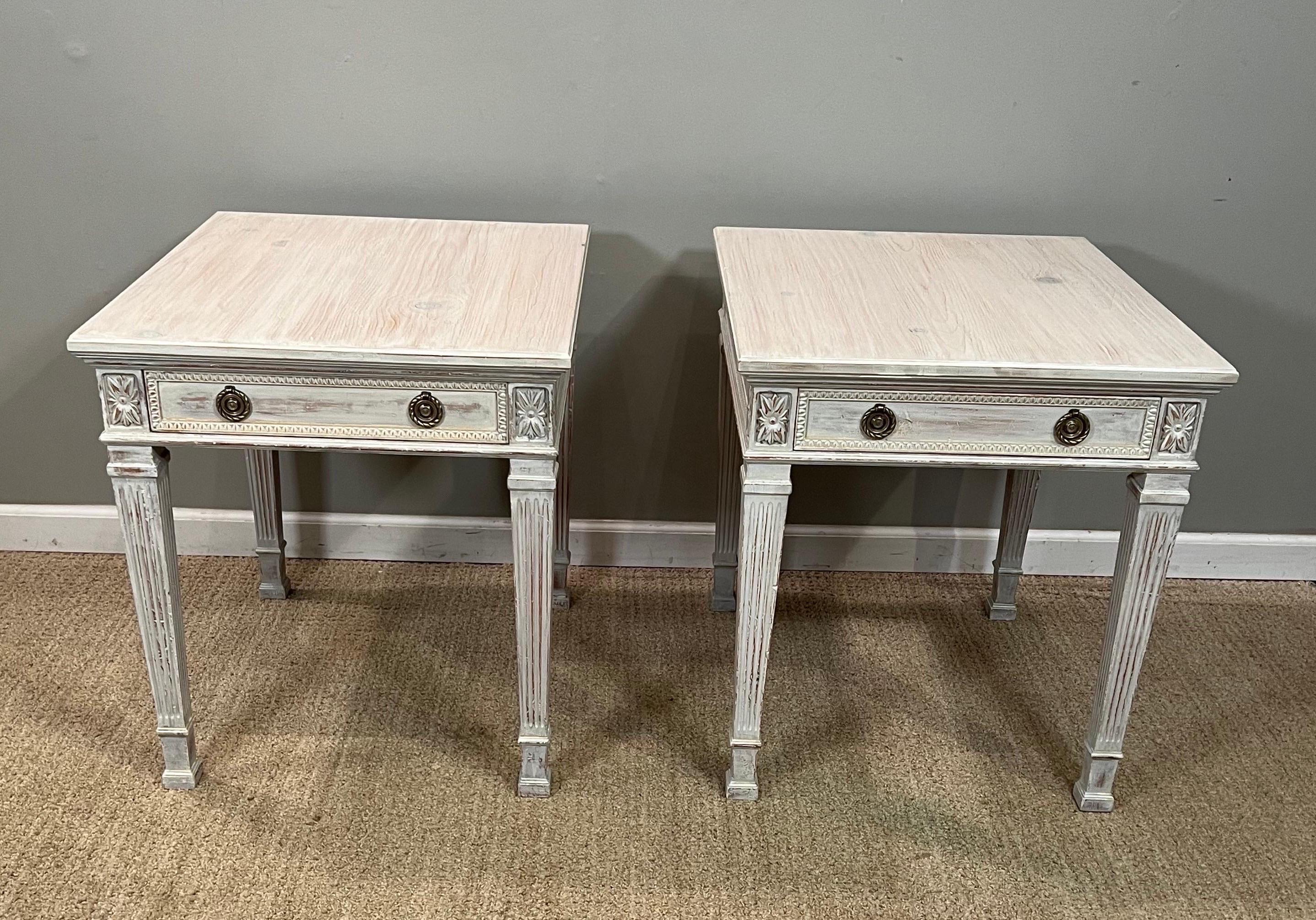 Pareja de mesillas de noche de pino pintado en venta 4
