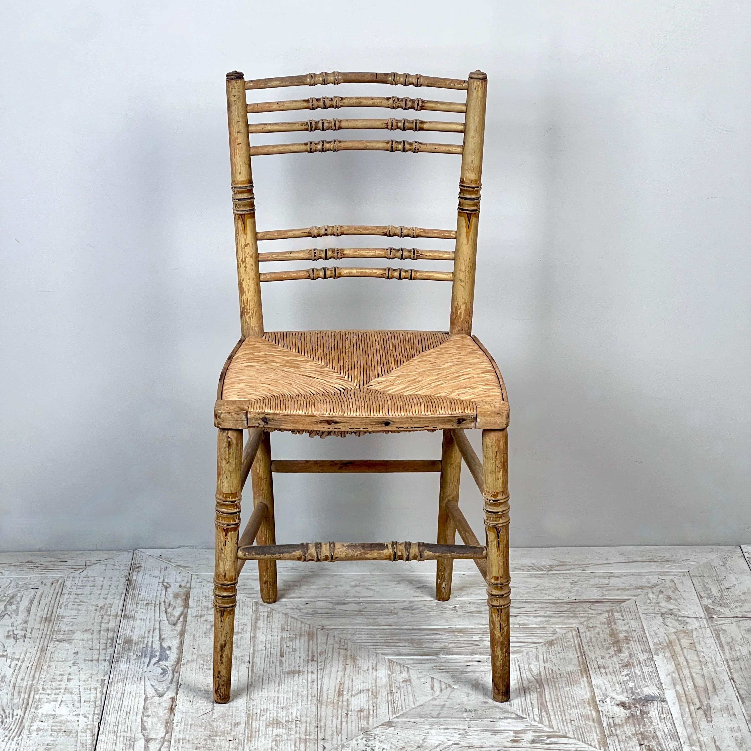 Paire de chaises Regency peintes en faux bambou et jonc en vente 3