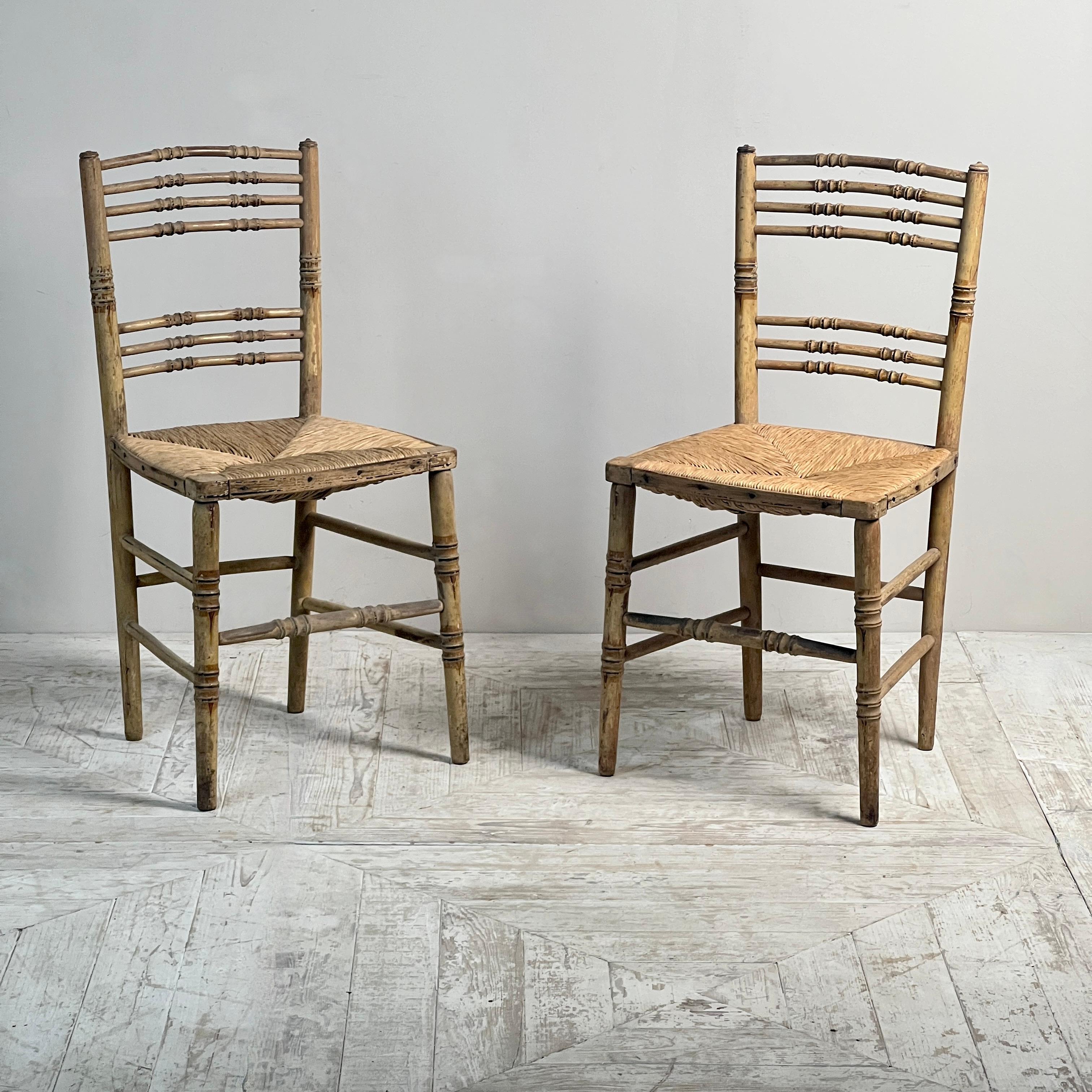 Paire de chaises Regency en faux bambou et siège en jonc avec patine d'origine.

Nous avons le plaisir de vous proposer une charmante paire de chaises Regency en faux bambou, chacune ayant conservé sa peinture d'origine, usée par le temps. Les