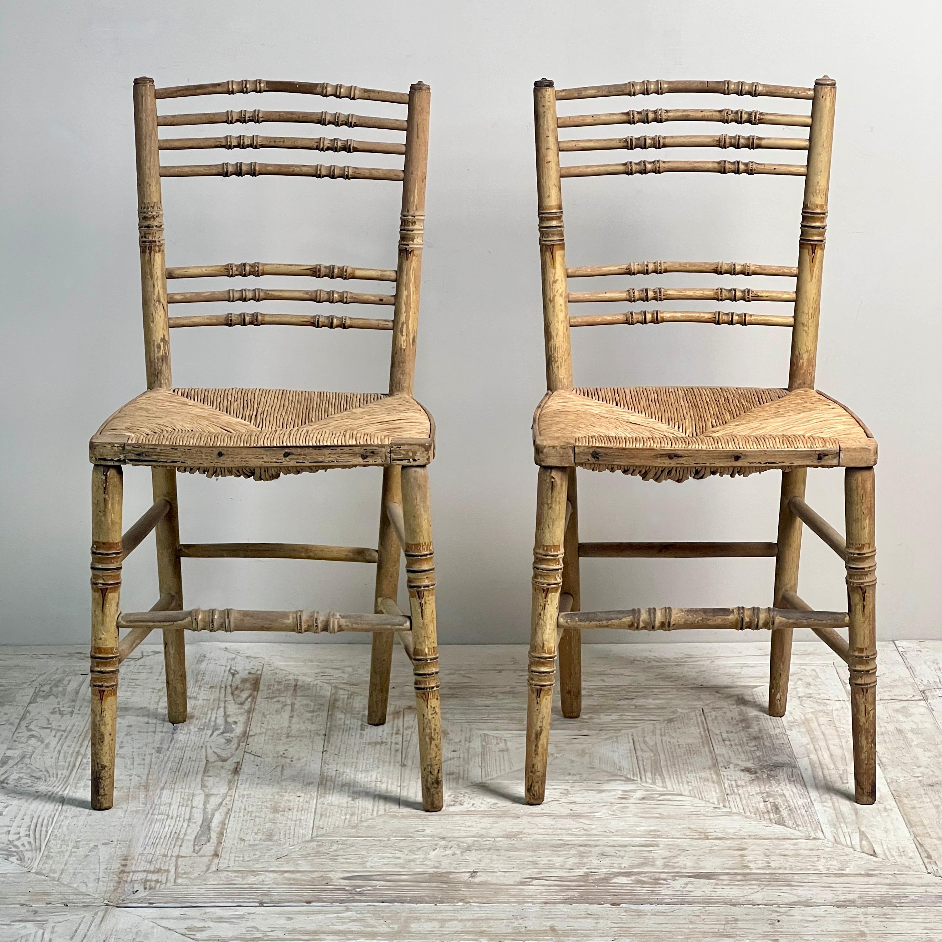 Anglais Paire de chaises Regency peintes en faux bambou et jonc en vente