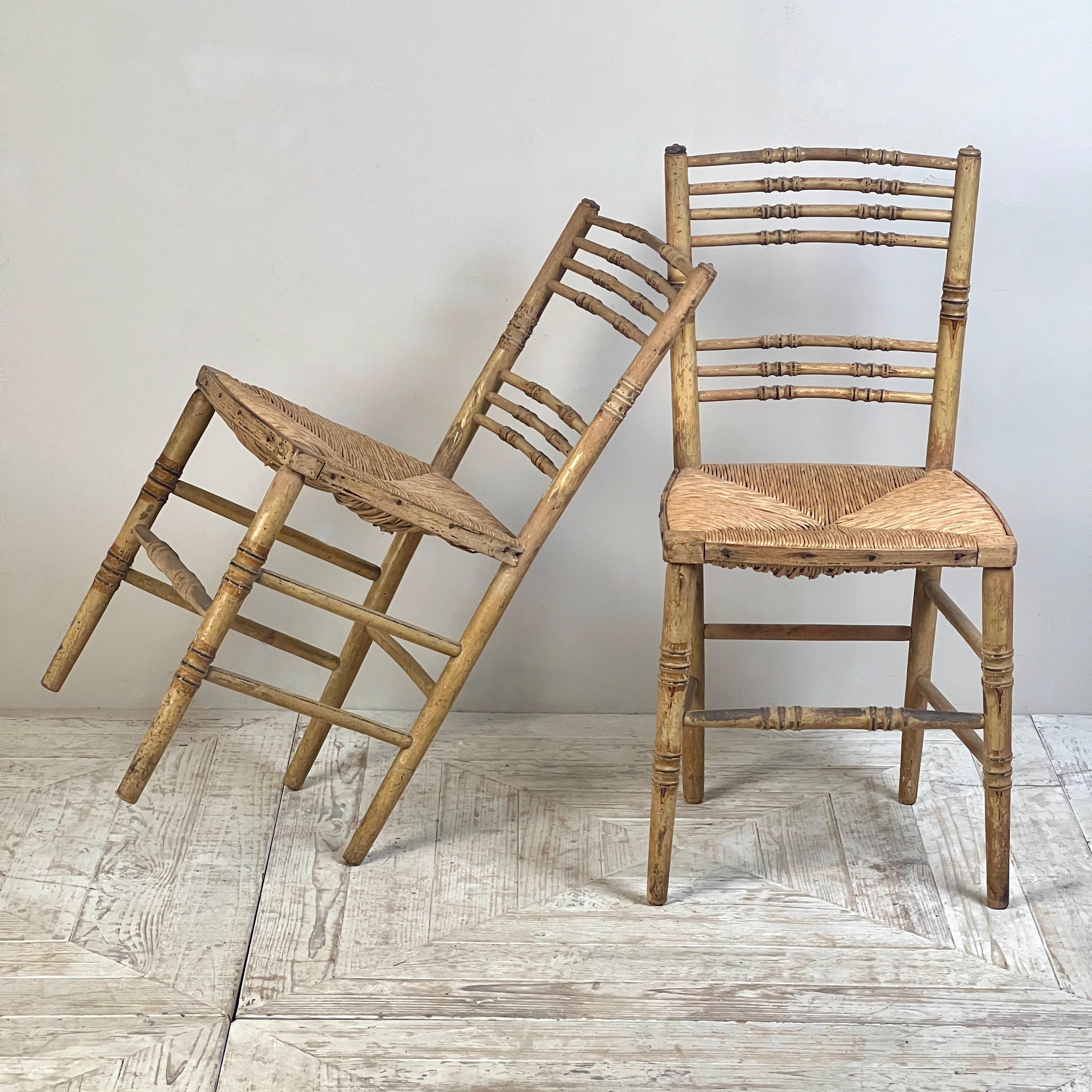 Fait main Paire de chaises Regency peintes en faux bambou et jonc en vente