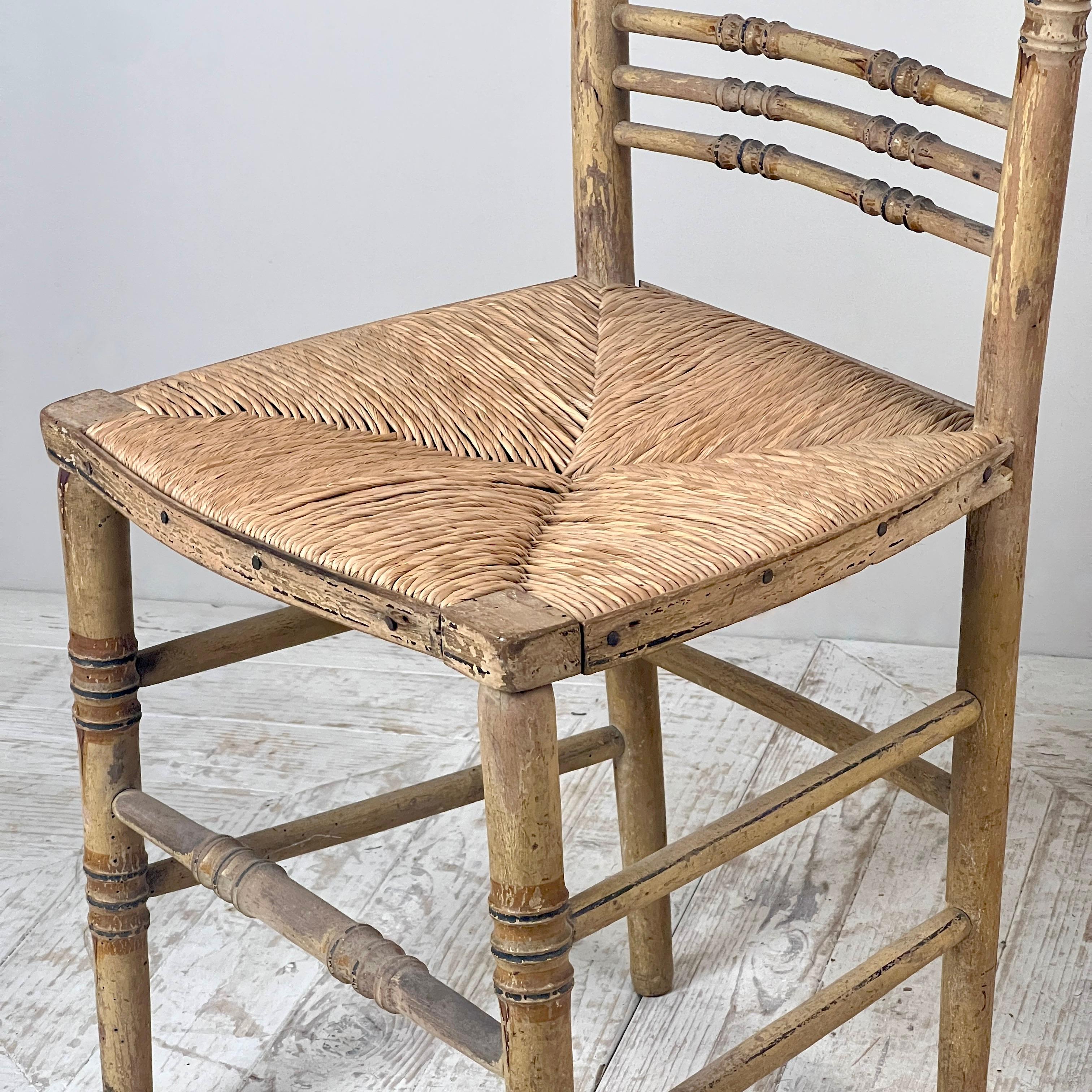 Paire de chaises Regency peintes en faux bambou et jonc Bon état - En vente à London, GB