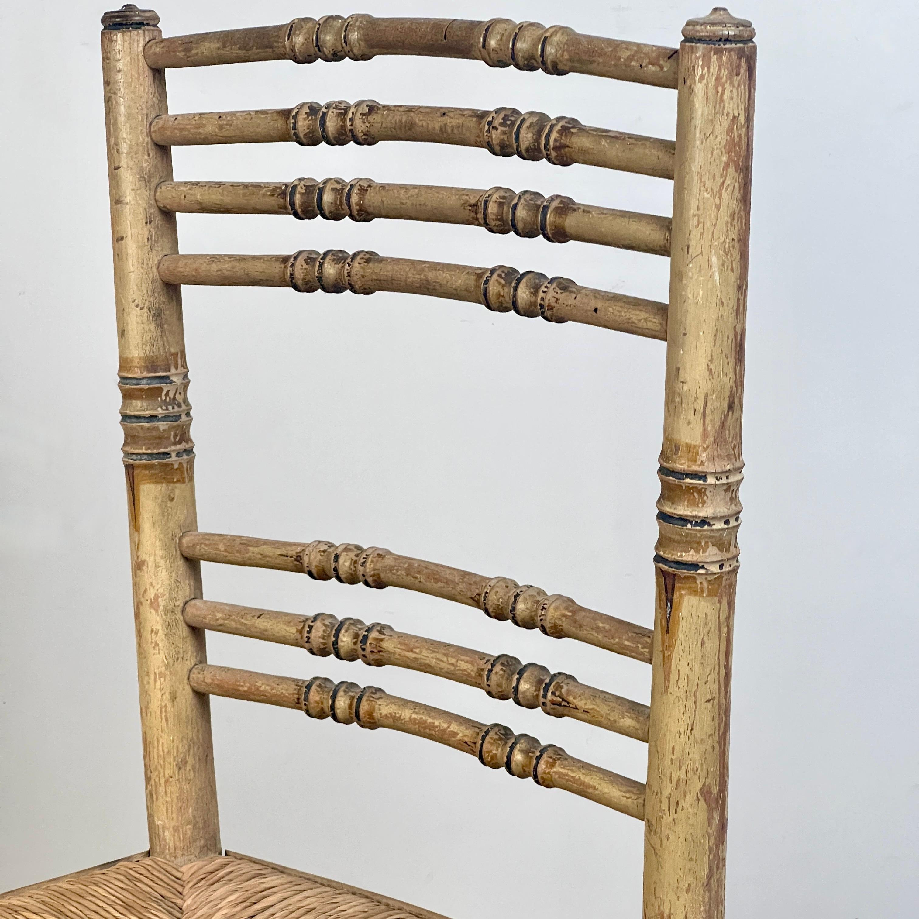 Début du XIXe siècle Paire de chaises Regency peintes en faux bambou et jonc en vente