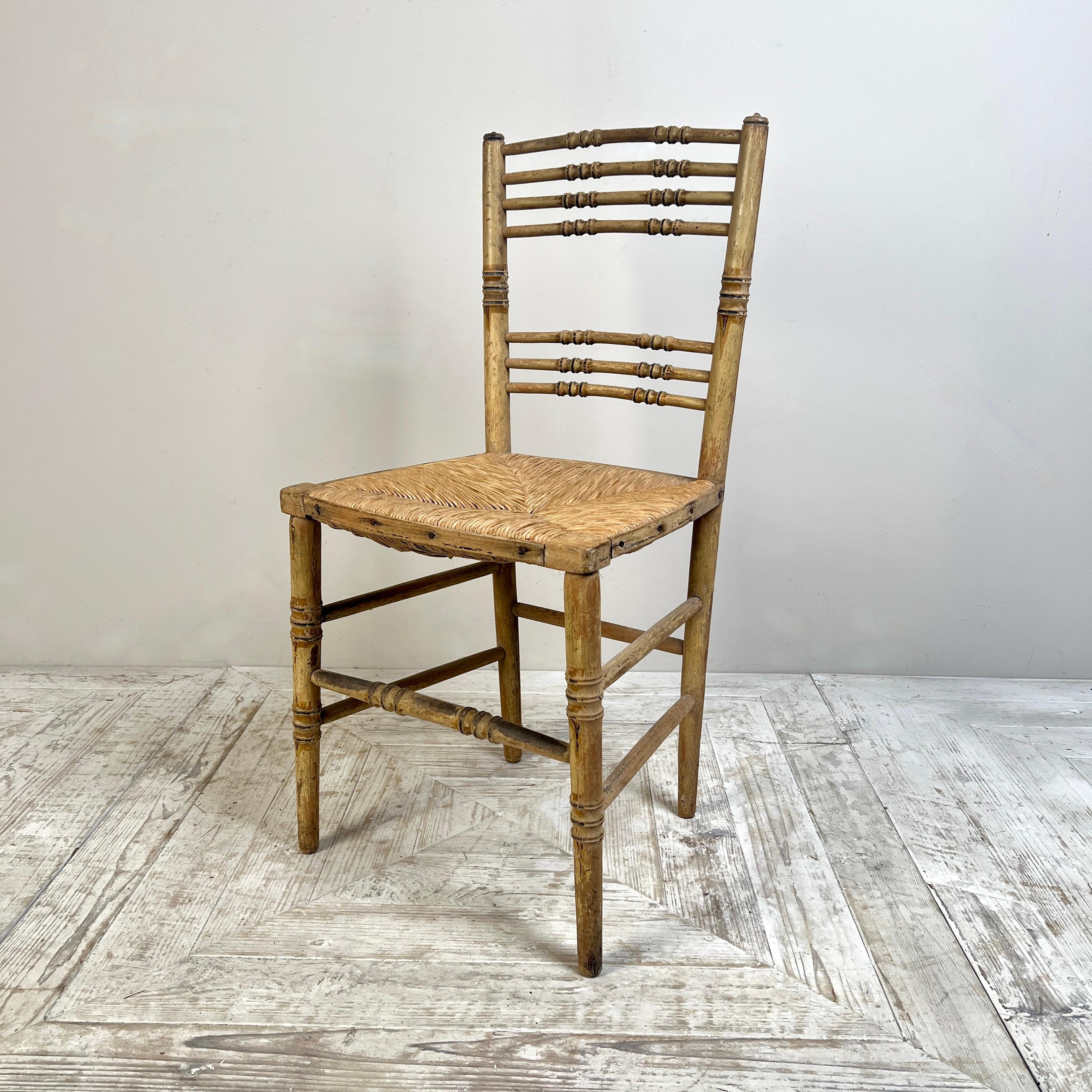 Jonc Paire de chaises Regency peintes en faux bambou et jonc en vente