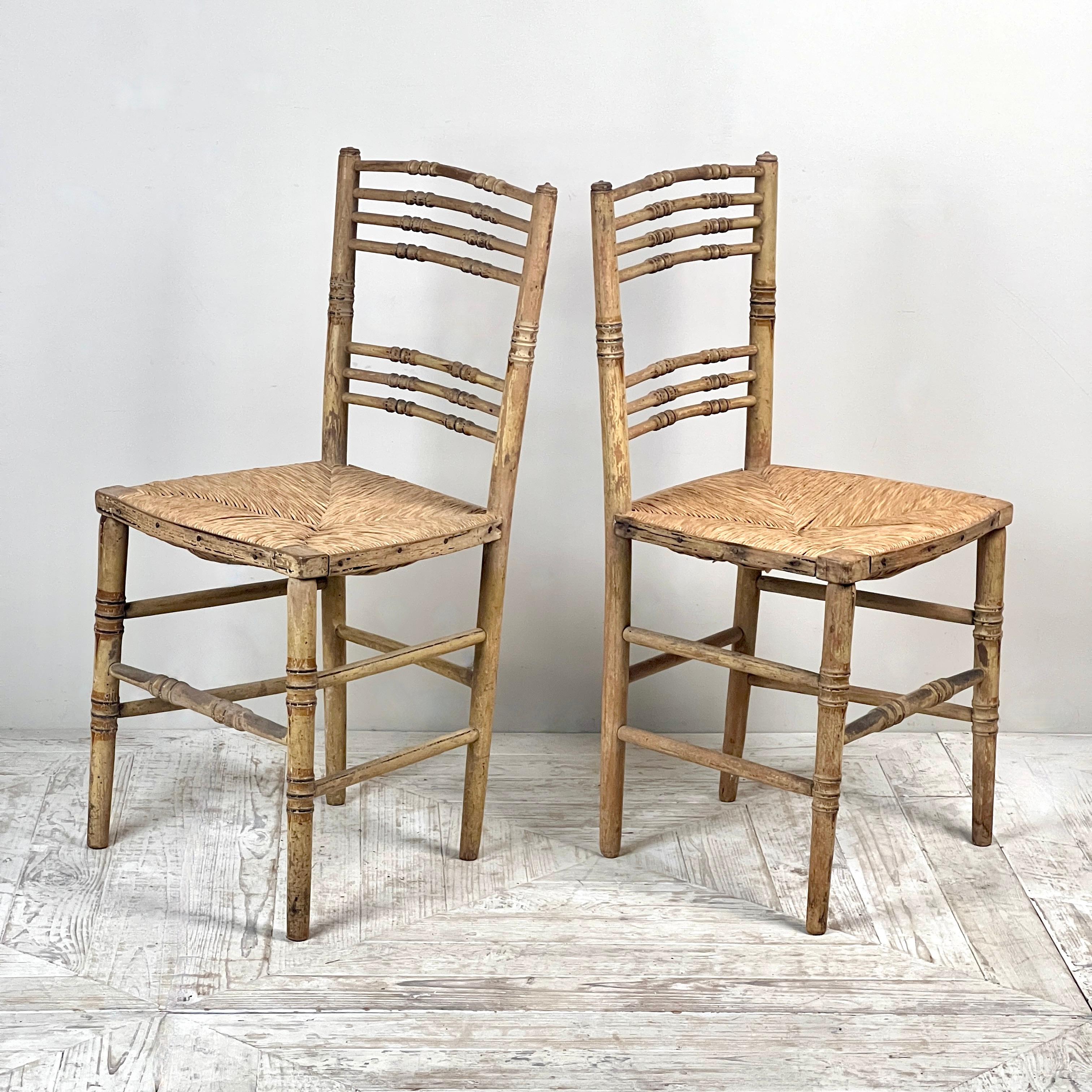 Paire de chaises Regency peintes en faux bambou et jonc en vente 1