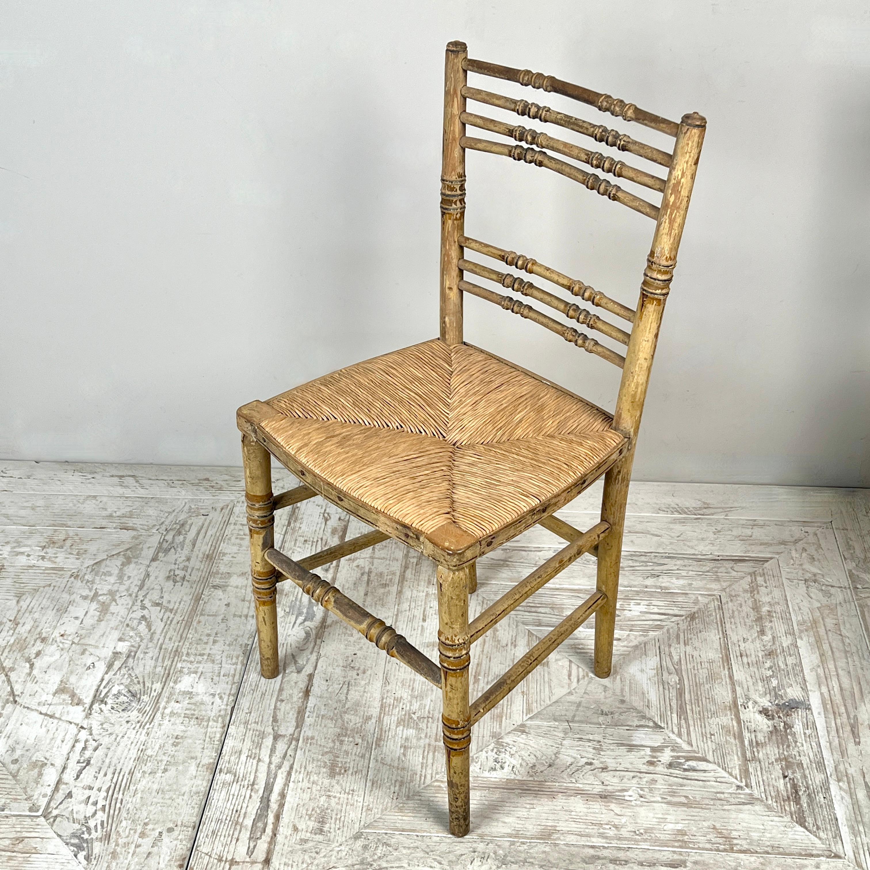 Paire de chaises Regency peintes en faux bambou et jonc en vente 2