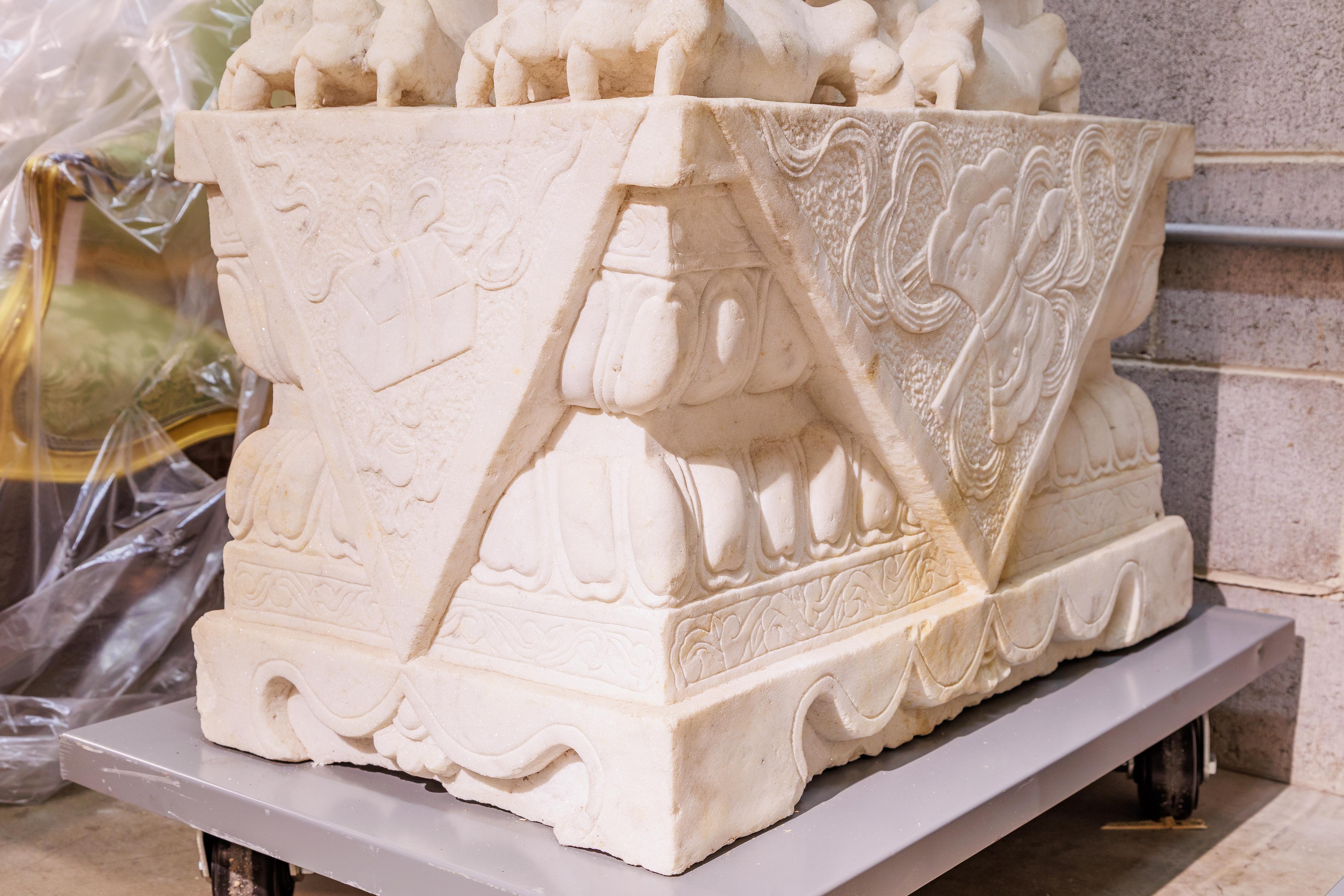 Une grande et impressionnante paire de lions palatiaux chinois sculptés à la main. Ces lions étaient utilisés comme symbole de bonne fortune et pour éloigner les mauvais esprits. Très lourds, environ 1700 livres chacun. Superbe sculpture et détails.