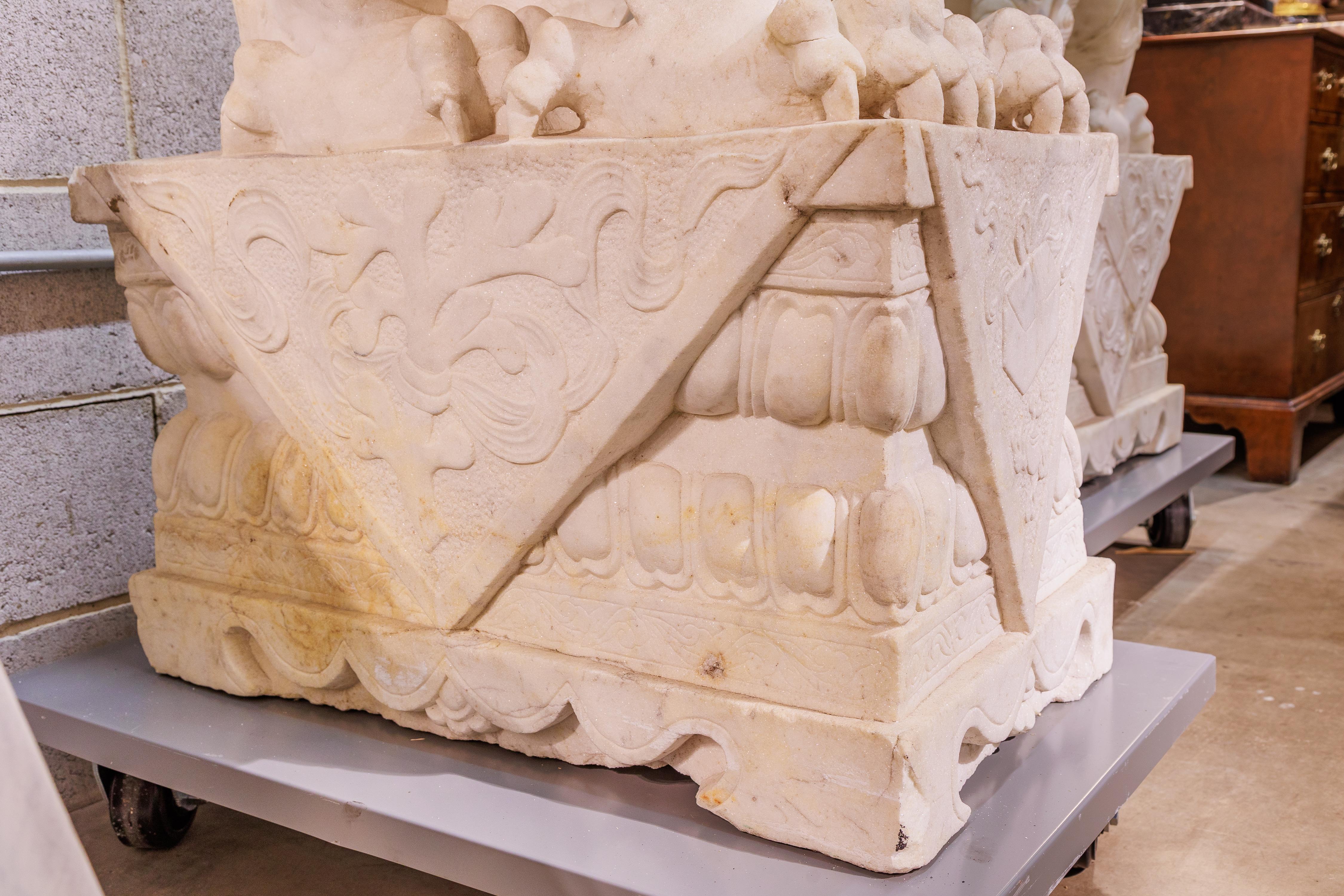 Exportation chinoise Paire de lions chinois en marbre blanc sculpté en vente