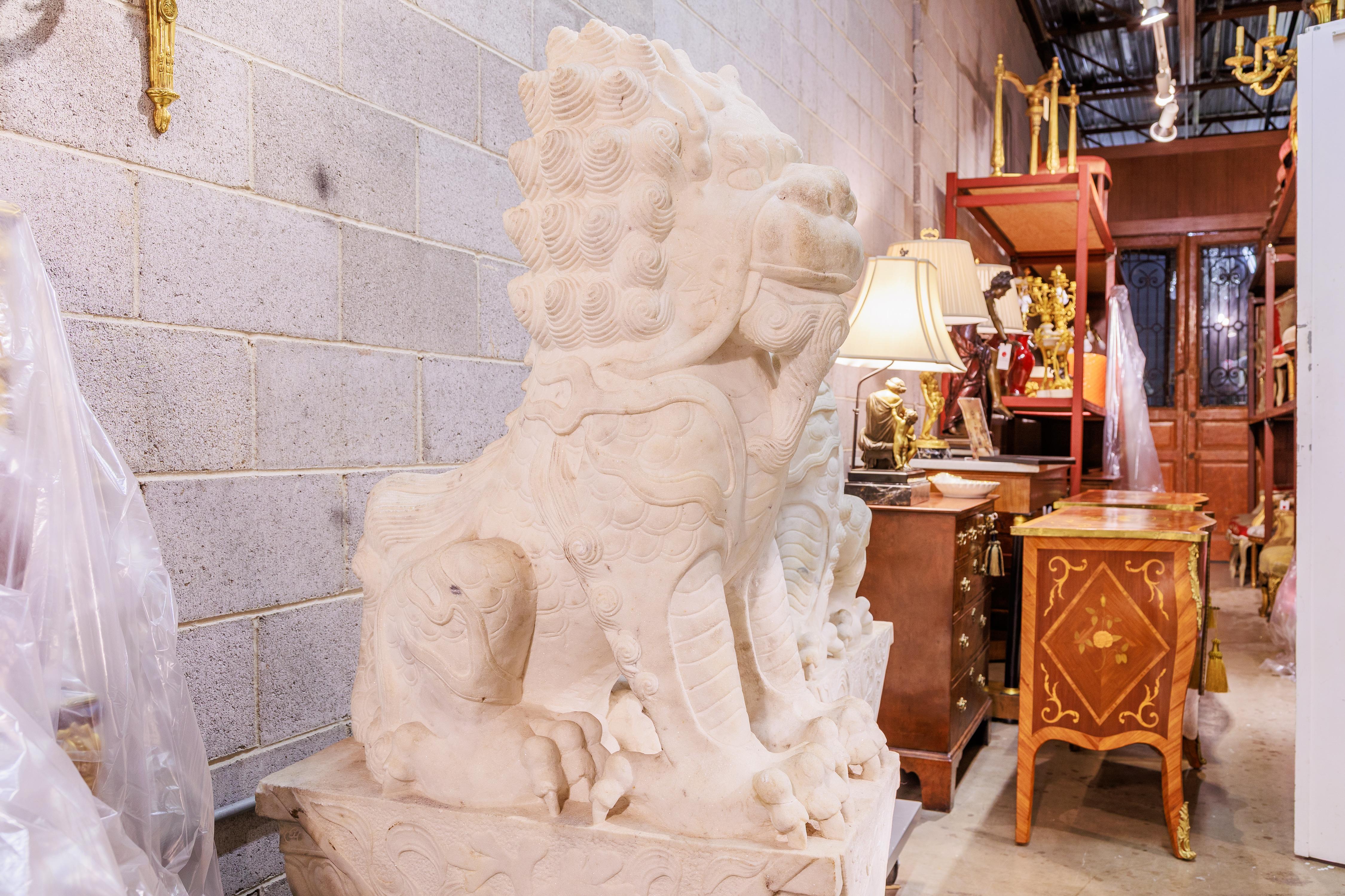 Chinois Paire de lions chinois en marbre blanc sculpté en vente