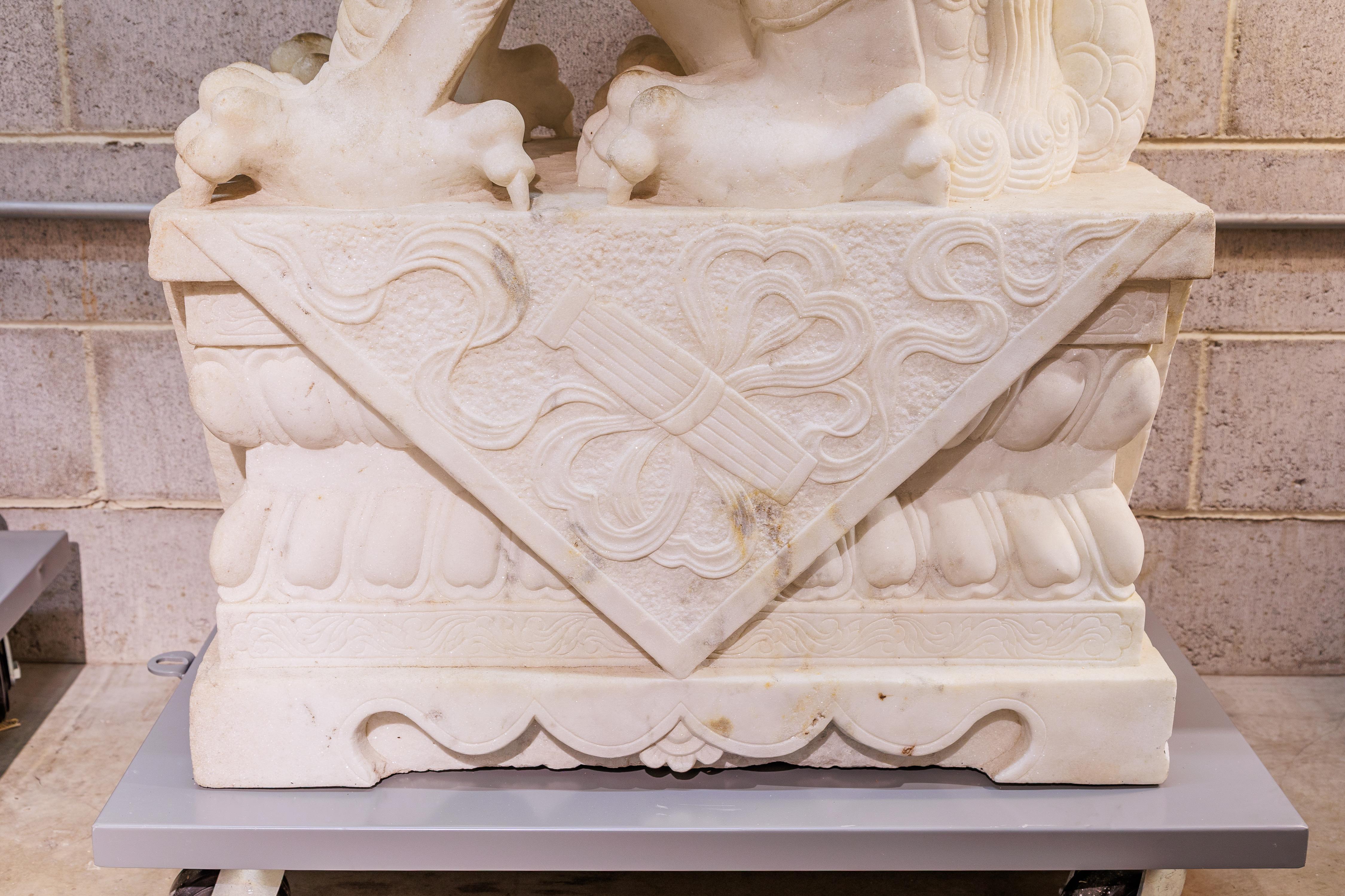 Sculpté à la main Paire de lions chinois en marbre blanc sculpté en vente