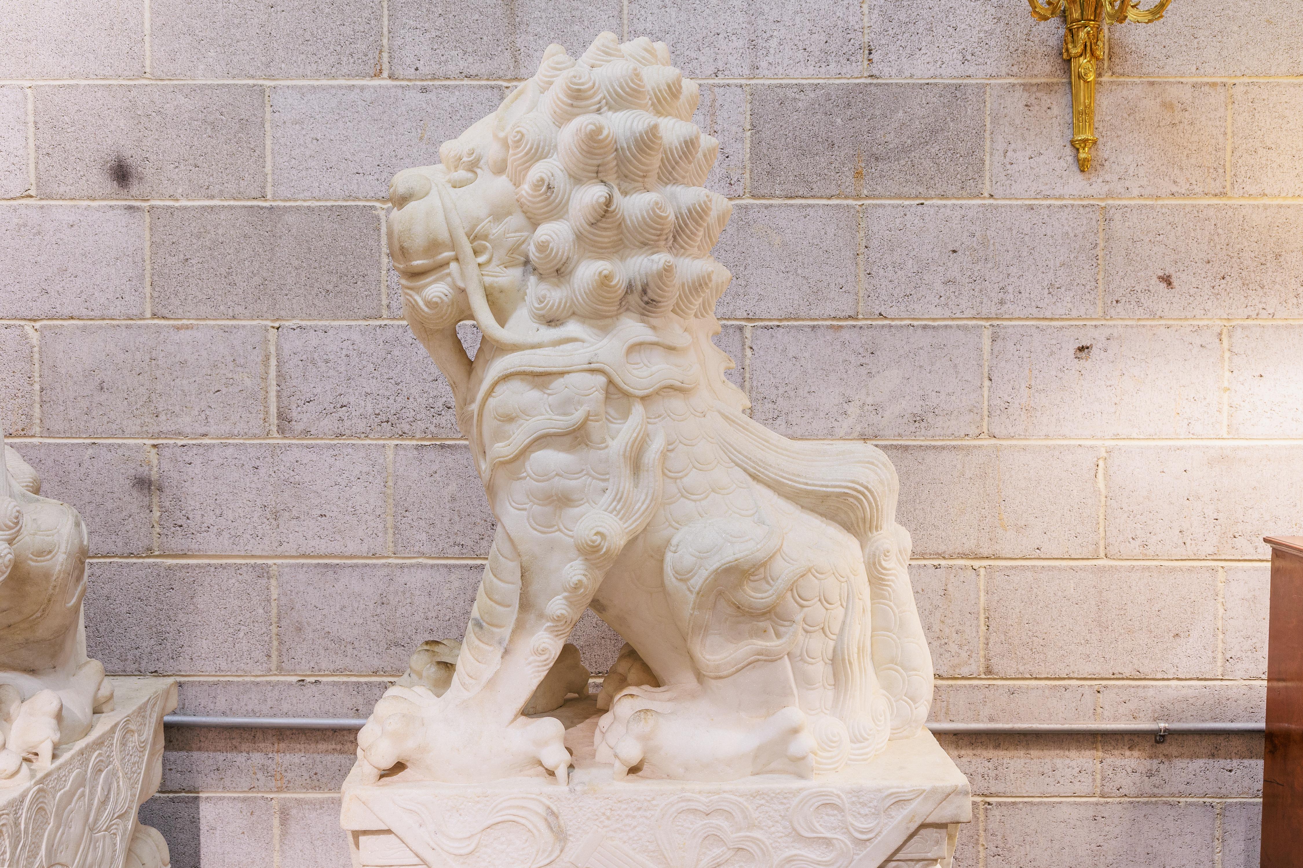 Paire de lions chinois en marbre blanc sculpté Bon état - En vente à Dallas, TX