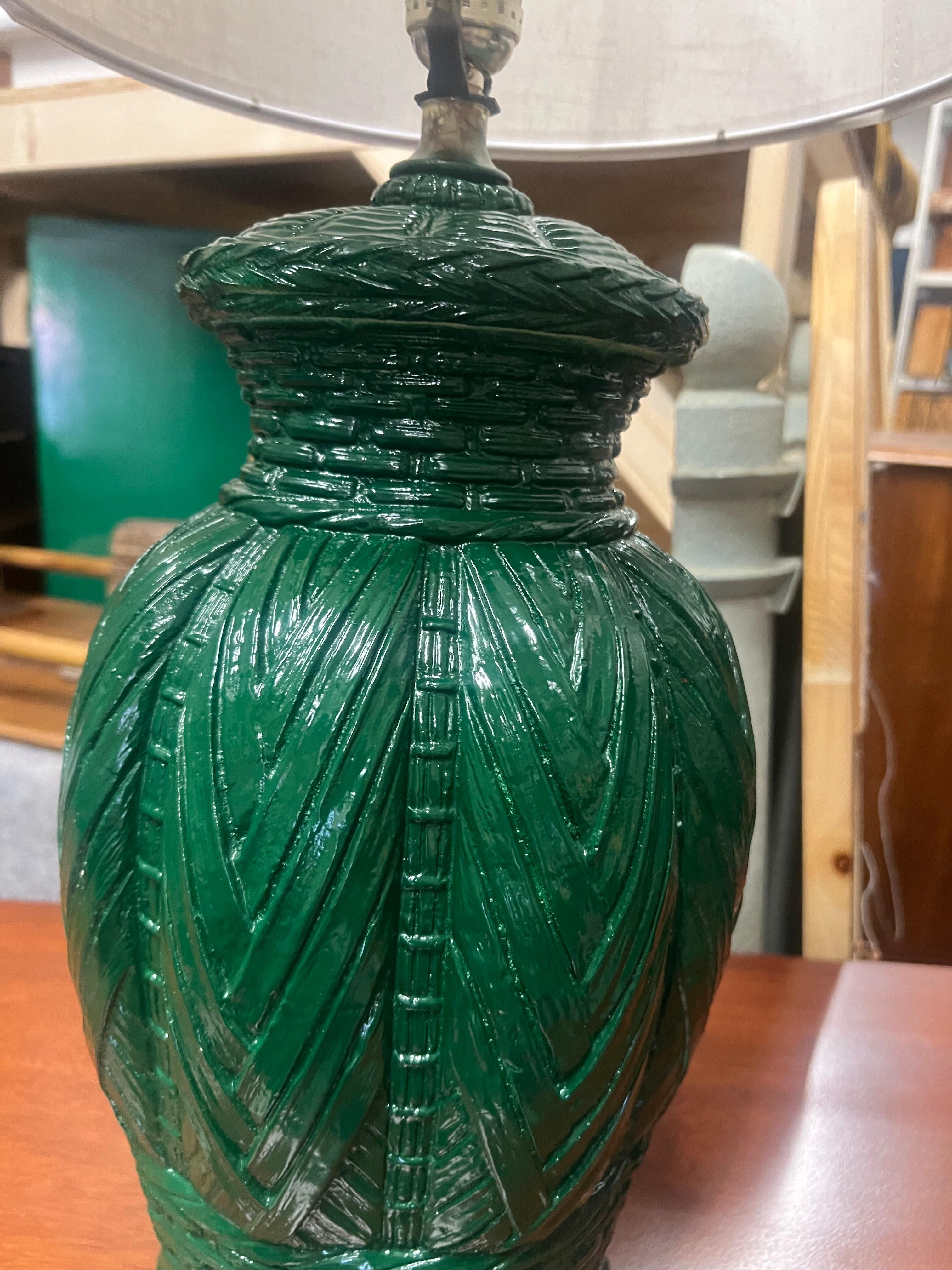 Un par de lámparas de sobremesa de cerámica lacada en verde esmeralda de estilo palm beach chic con una interesante agrupación de diferentes tejidos de cestas como motivo.  Emparejado con nuevas cortinas de lino.  C. 1960's
Las medidas son de las