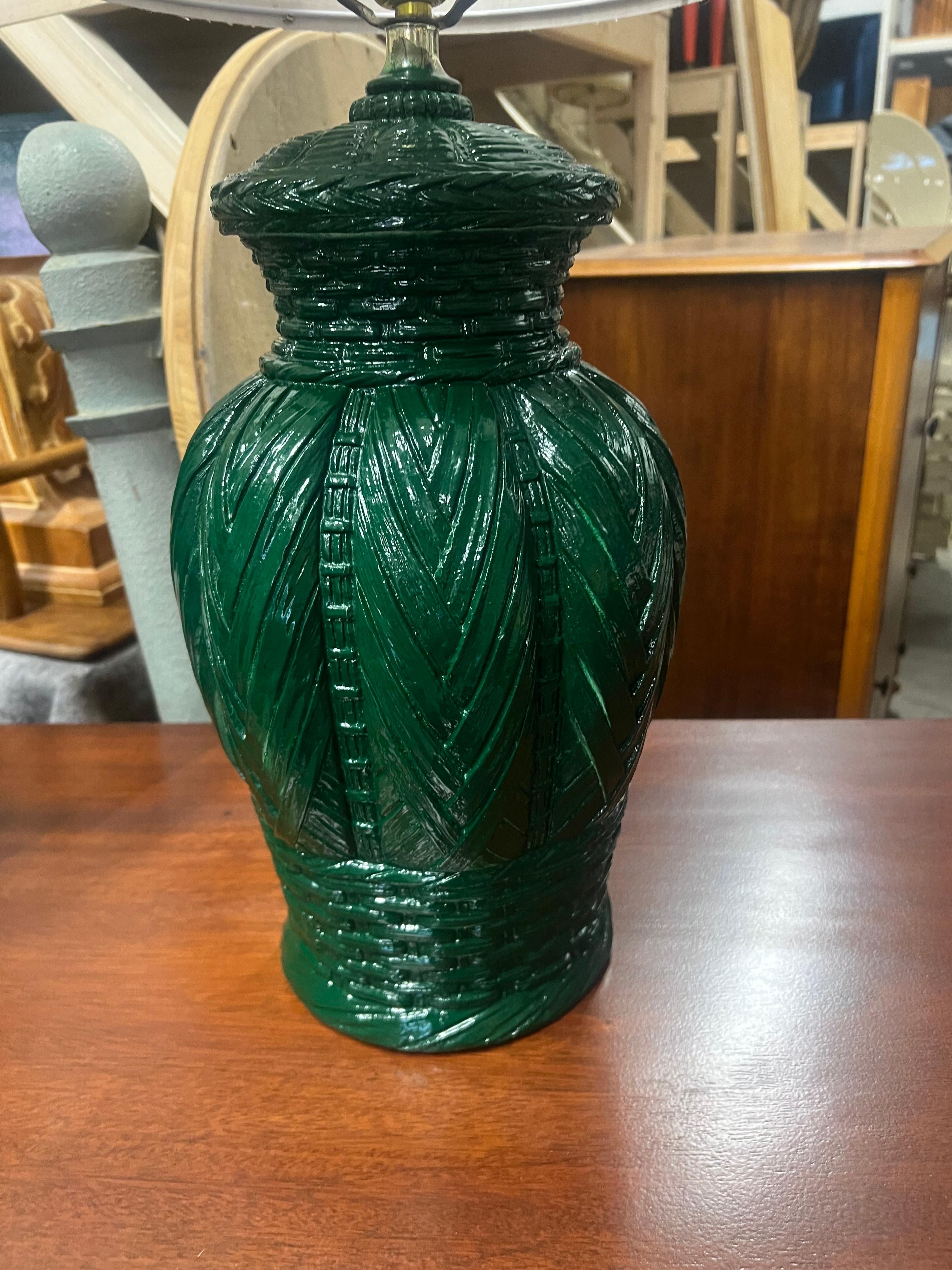 Pareja de lámparas de sobremesa de cerámica verde Palm Beach Chic Basket Weave Otro en venta
