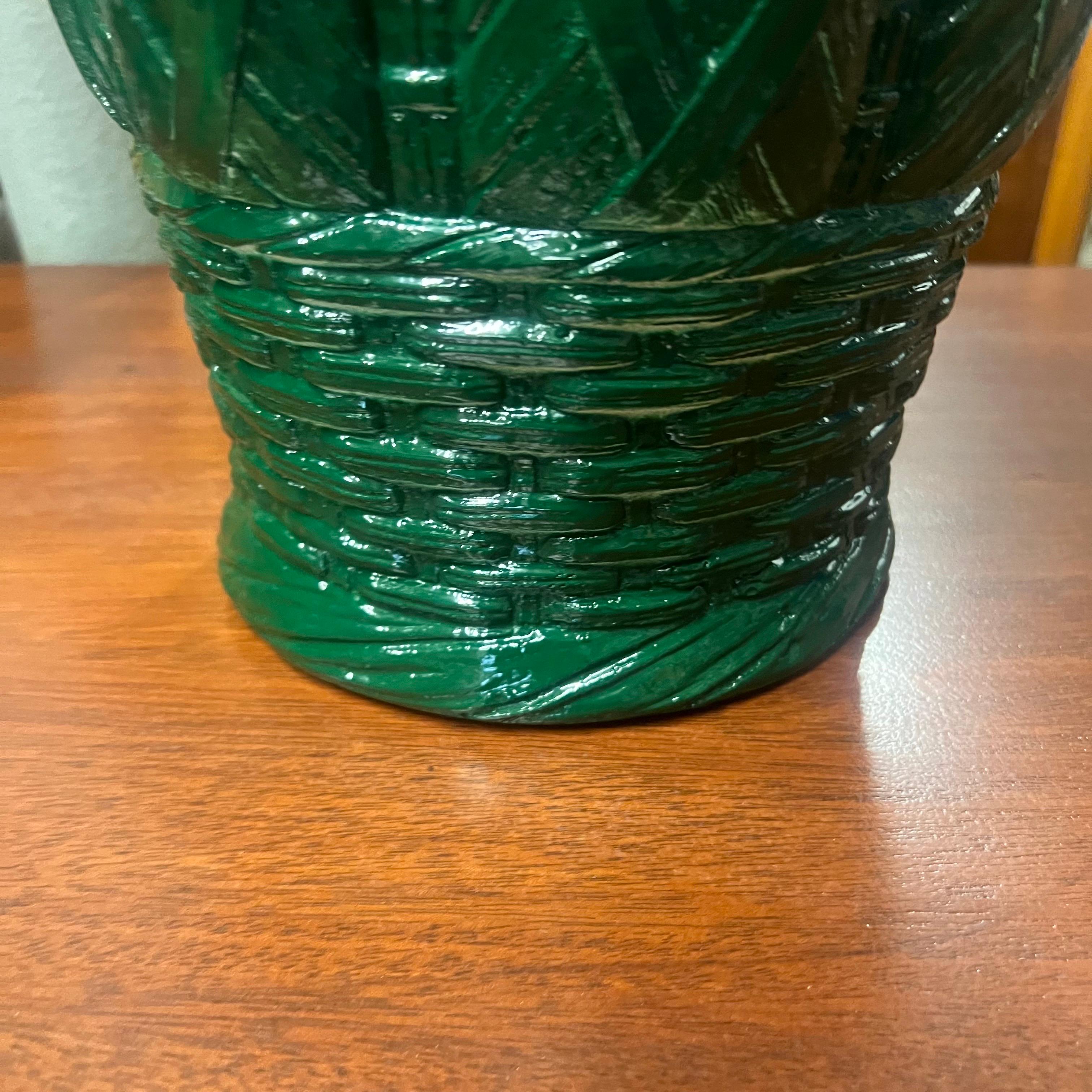 Pareja de lámparas de sobremesa de cerámica verde Palm Beach Chic Basket Weave en Bueno estado para la venta en Charleston, SC