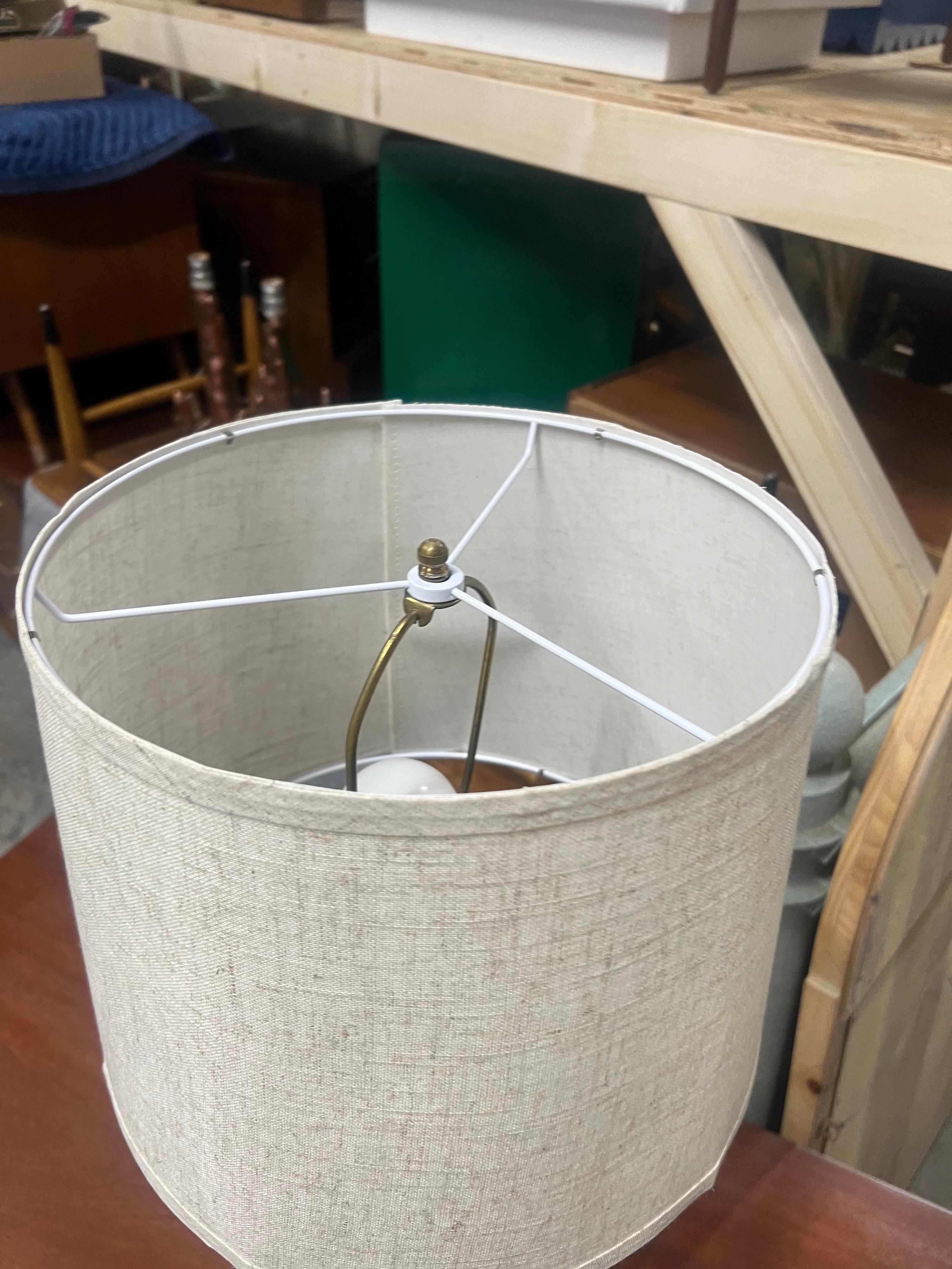 Pareja de lámparas de sobremesa de cerámica verde Palm Beach Chic Basket Weave Metal en venta