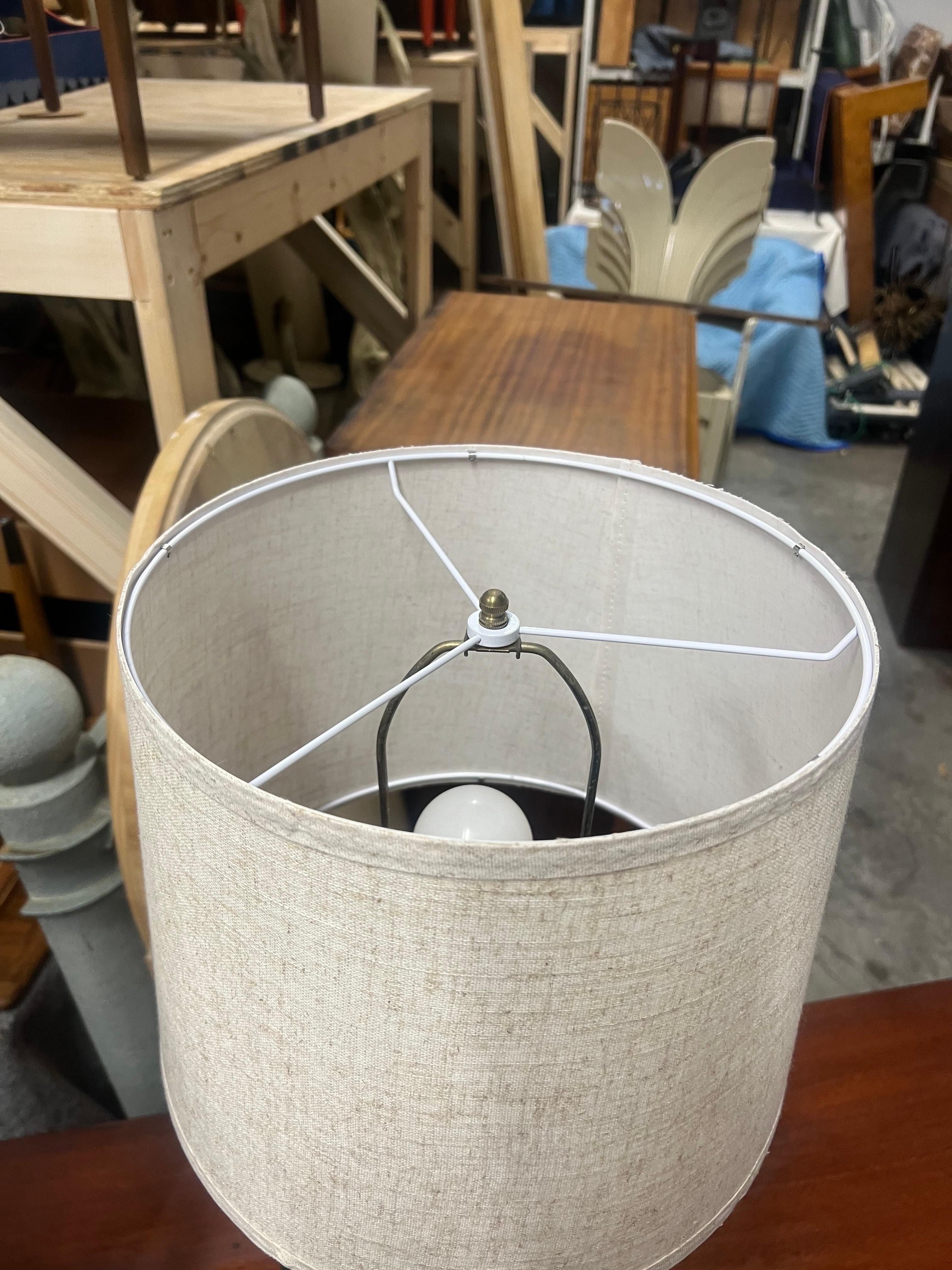 Pareja de lámparas de sobremesa de cerámica verde Palm Beach Chic Basket Weave en venta 1