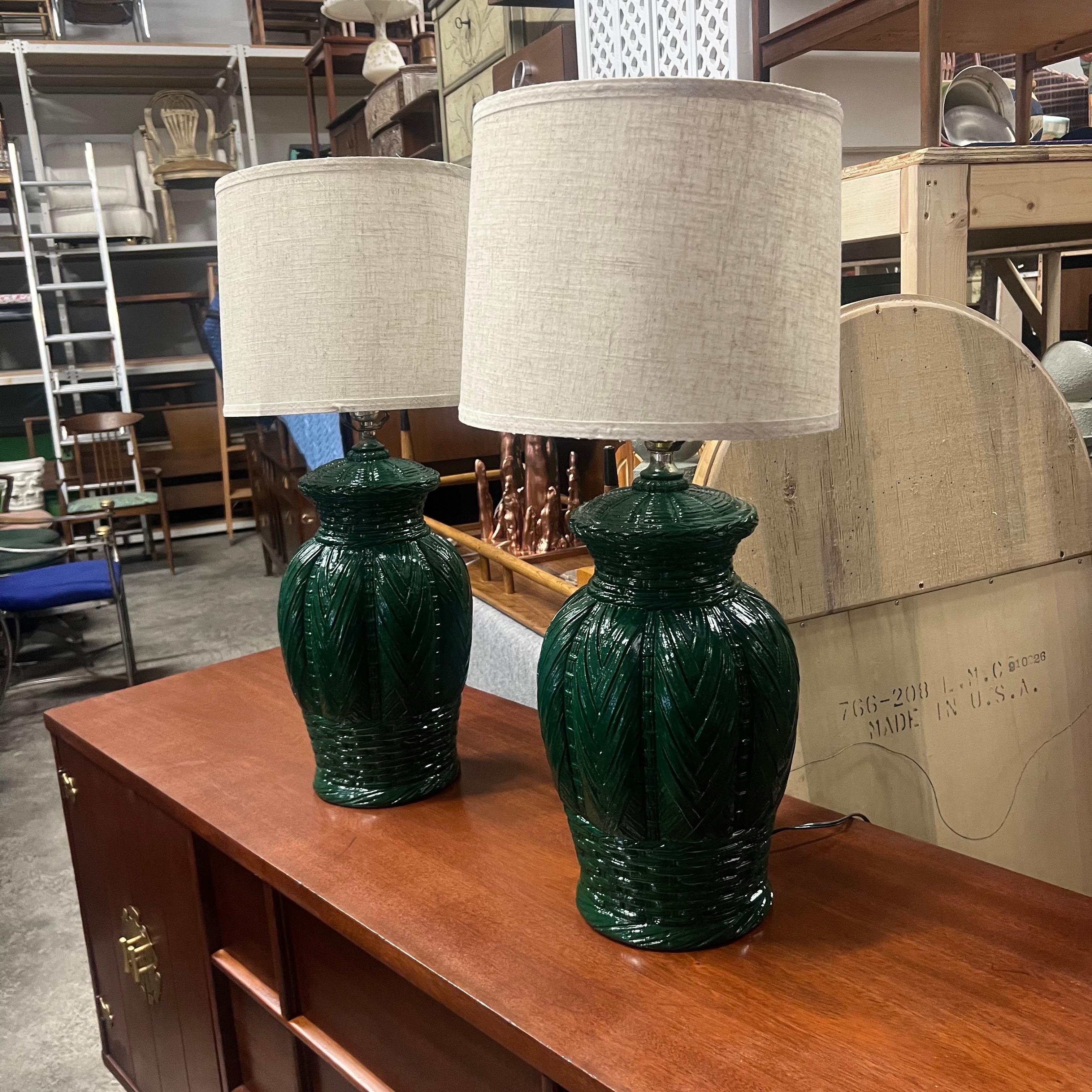 Pareja de lámparas de sobremesa de cerámica verde Palm Beach Chic Basket Weave en venta 2