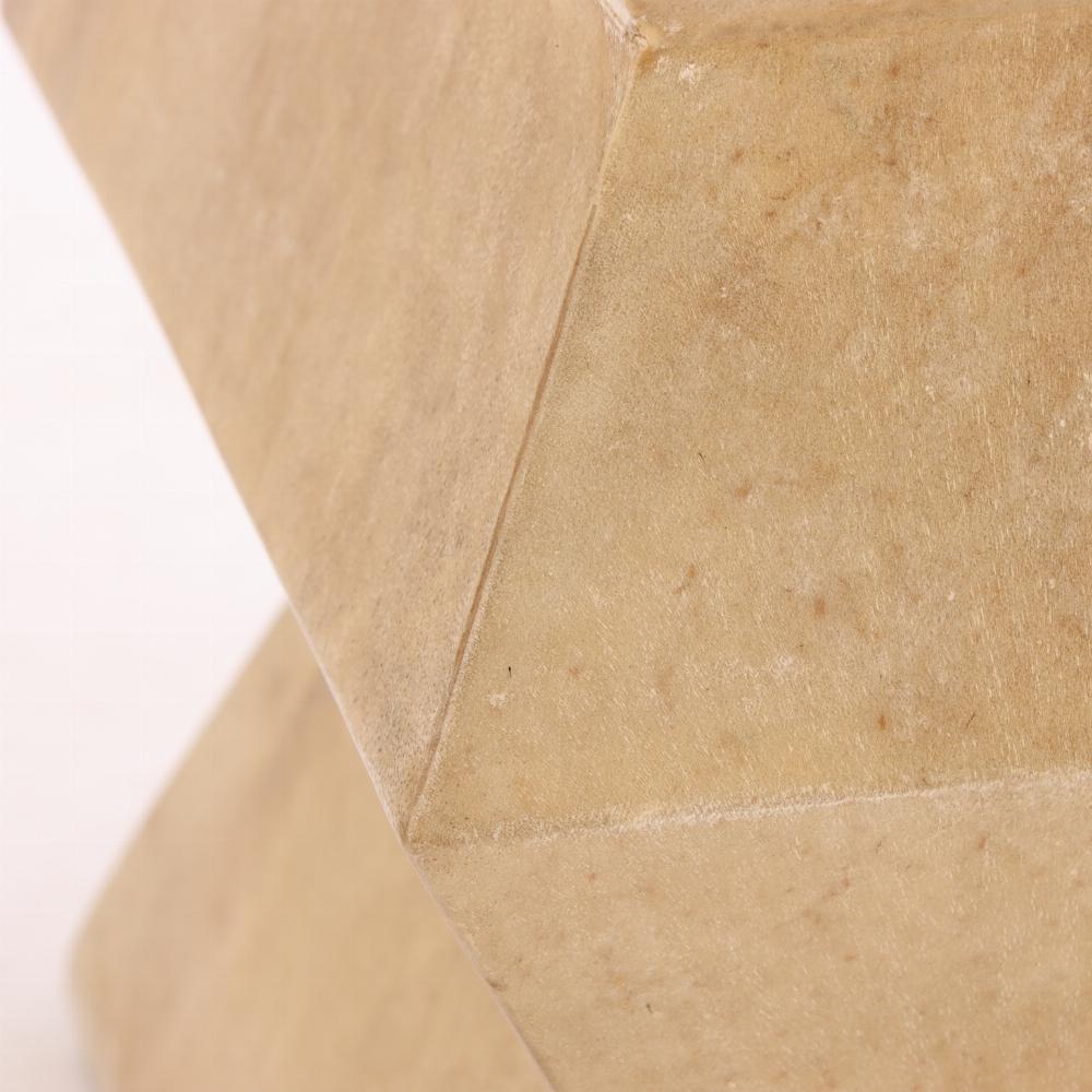 Questi pezzi scultorei hanno una forma geometrica a piramide impilata e un rivestimento in pelo di capra. Possono essere utilizzati anche come tavolini occasionali.