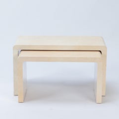 Paar Pergament-Nesting-Tische, zeitgenössisch