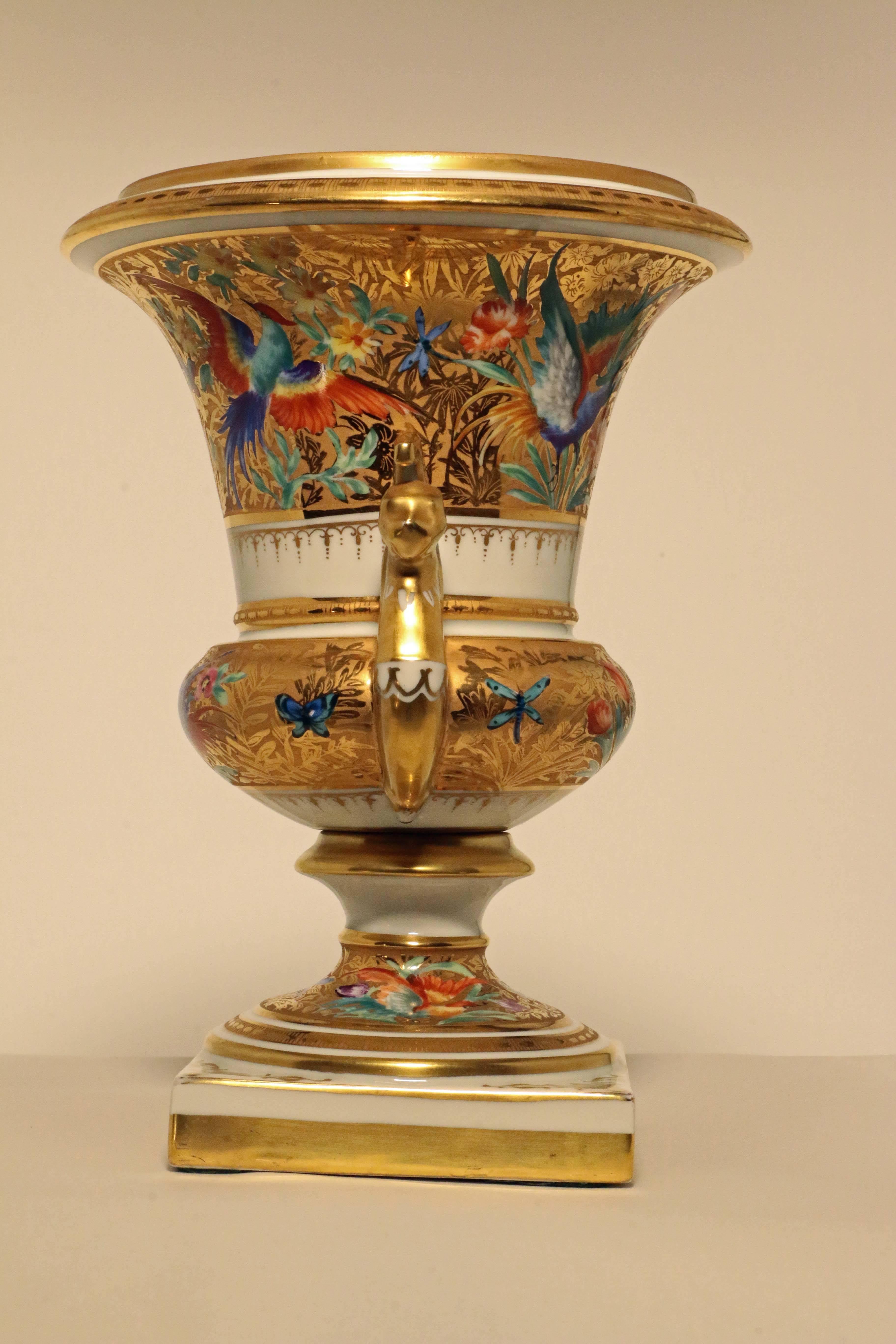 Français Paire d'urnes en porcelaine de style Empire de Paris, peintes et dorées