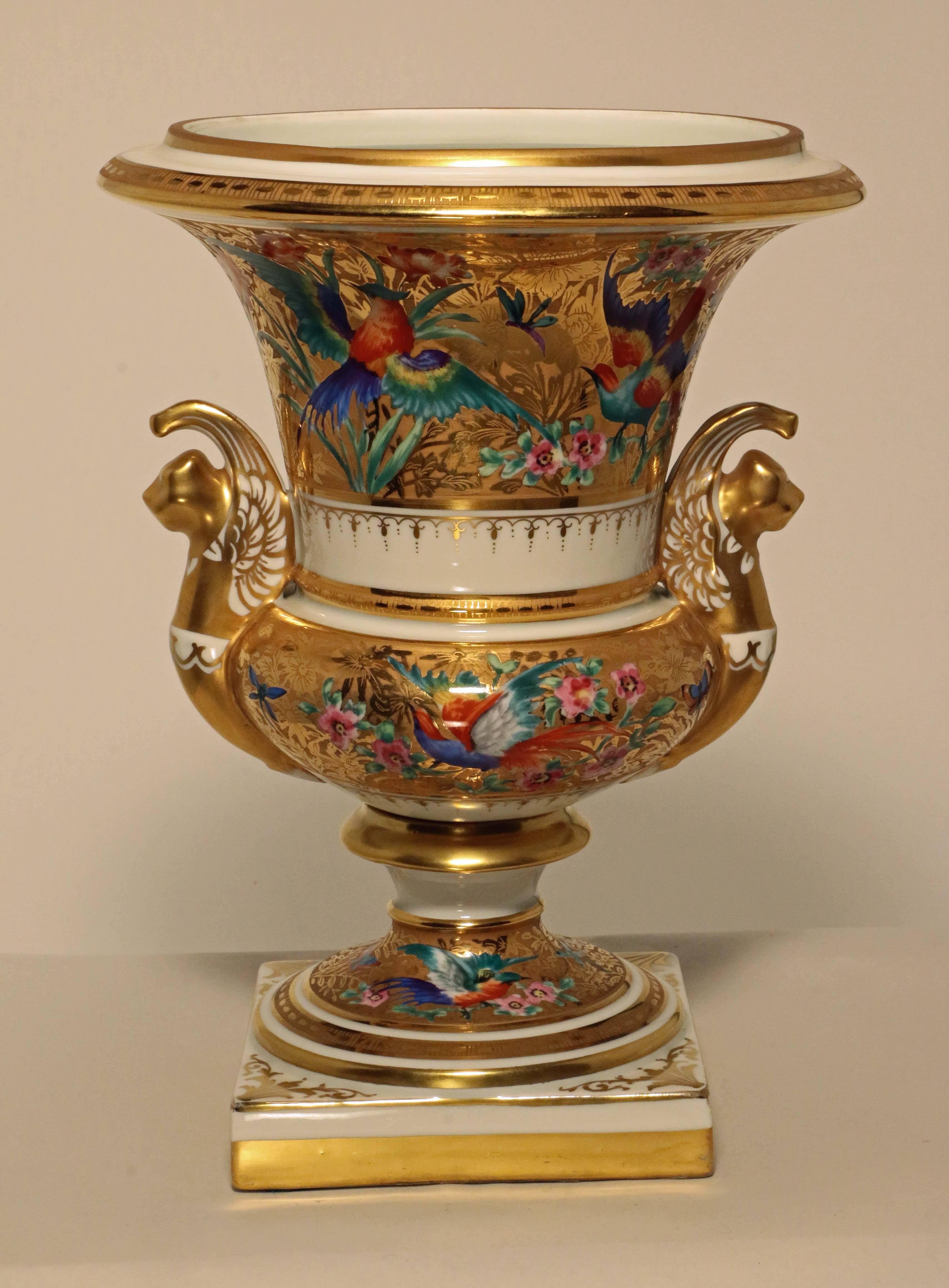 Paire d'urnes en porcelaine de style Empire de Paris, peintes et dorées 1