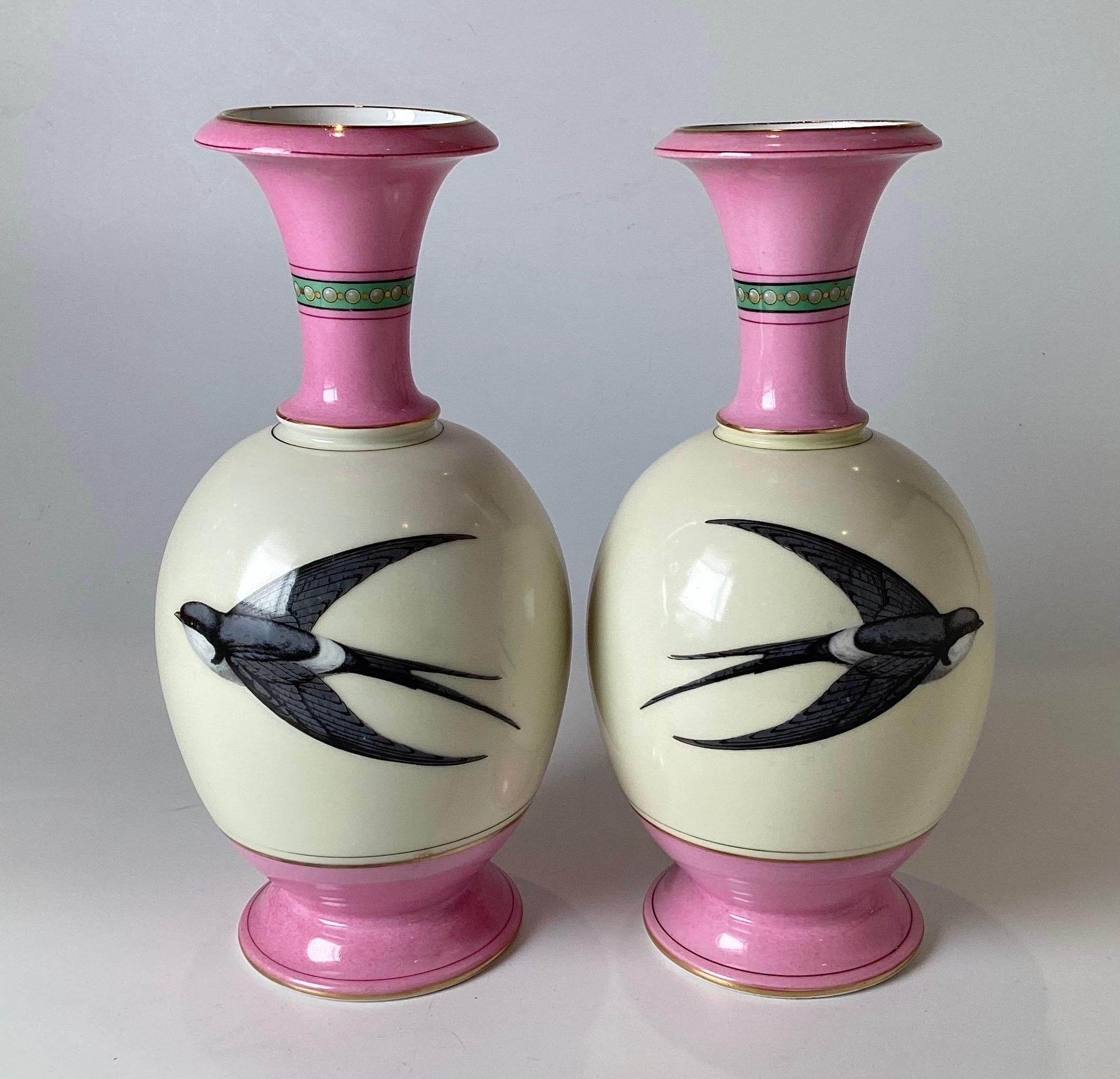 Mouvement esthétique Paire de vases oiseaux en porcelaine de Paris vers 1880 en vente