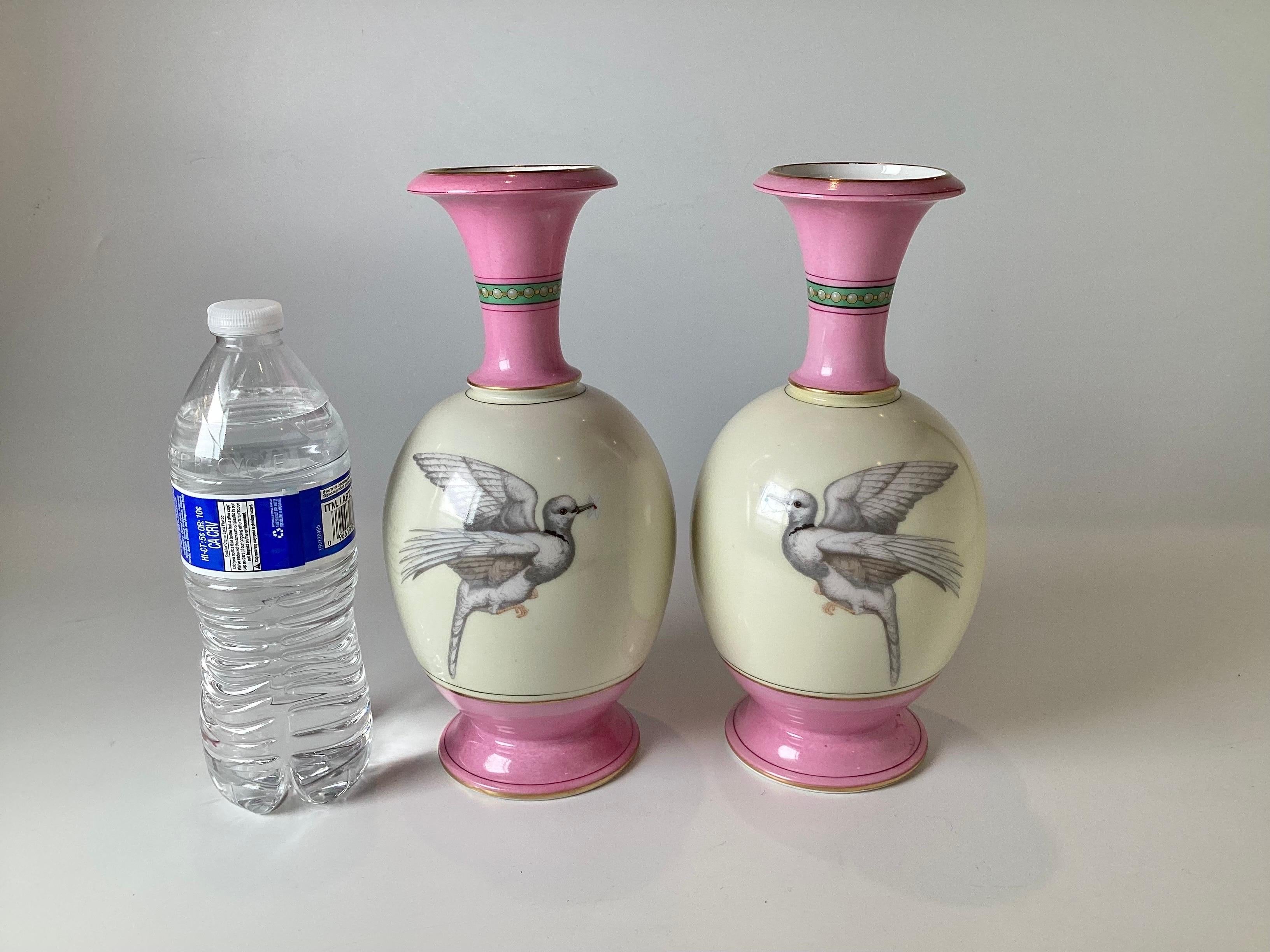 Paire de vases oiseaux en porcelaine de Paris vers 1880 Excellent état - En vente à Lambertville, NJ