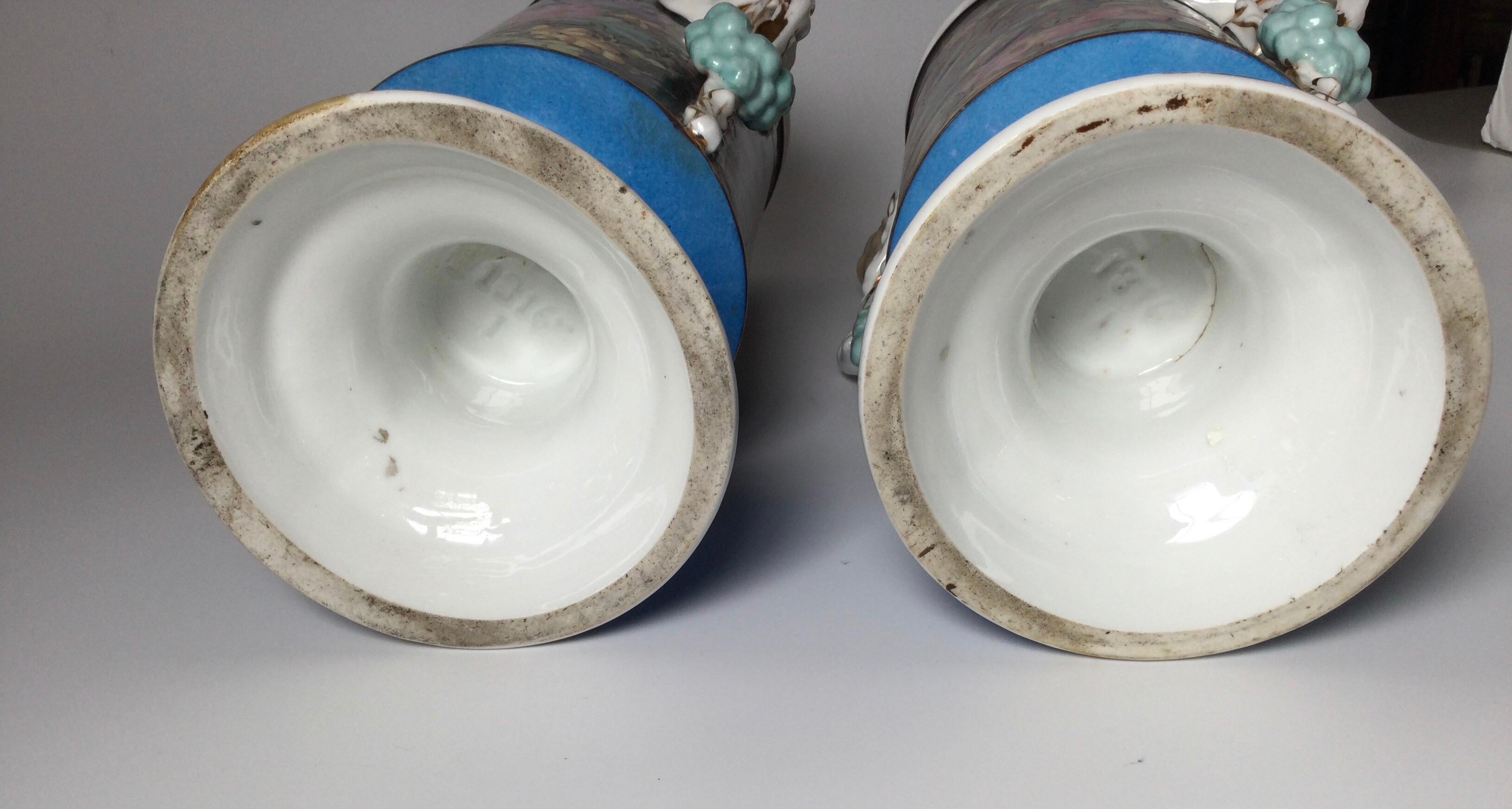 Paar Pariser handbemalte Zylindervasen aus Porzellan  im Angebot 5