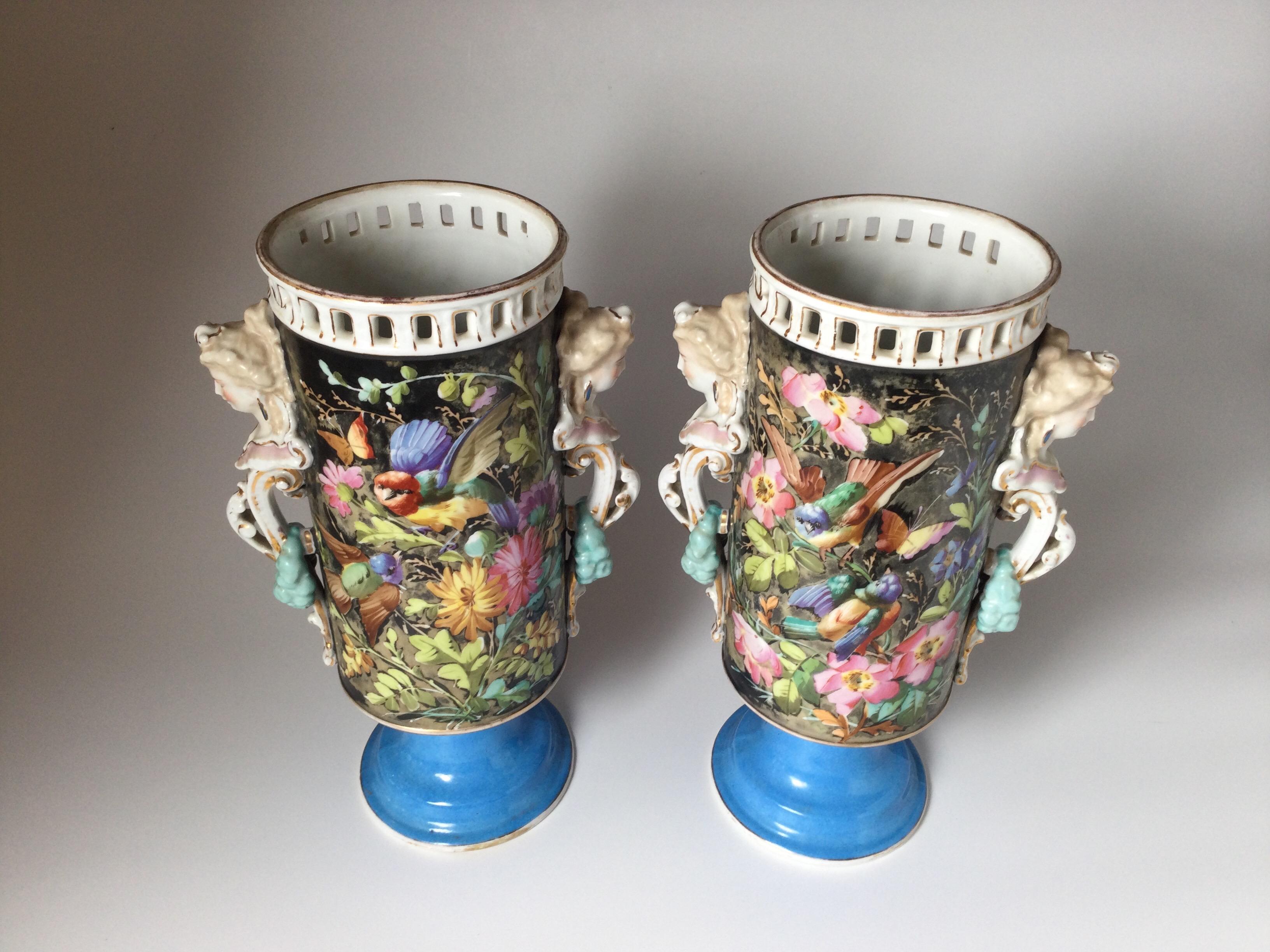 Ein großes Paar Pariser Porzellanvasen mit zwei Henkeln und Blumen- und Vogeldekor. Die Ränder mit netzartigem Rand und weiblichen figuralen Henkeln ruhen auf einem Sockel in Celest-Blau.