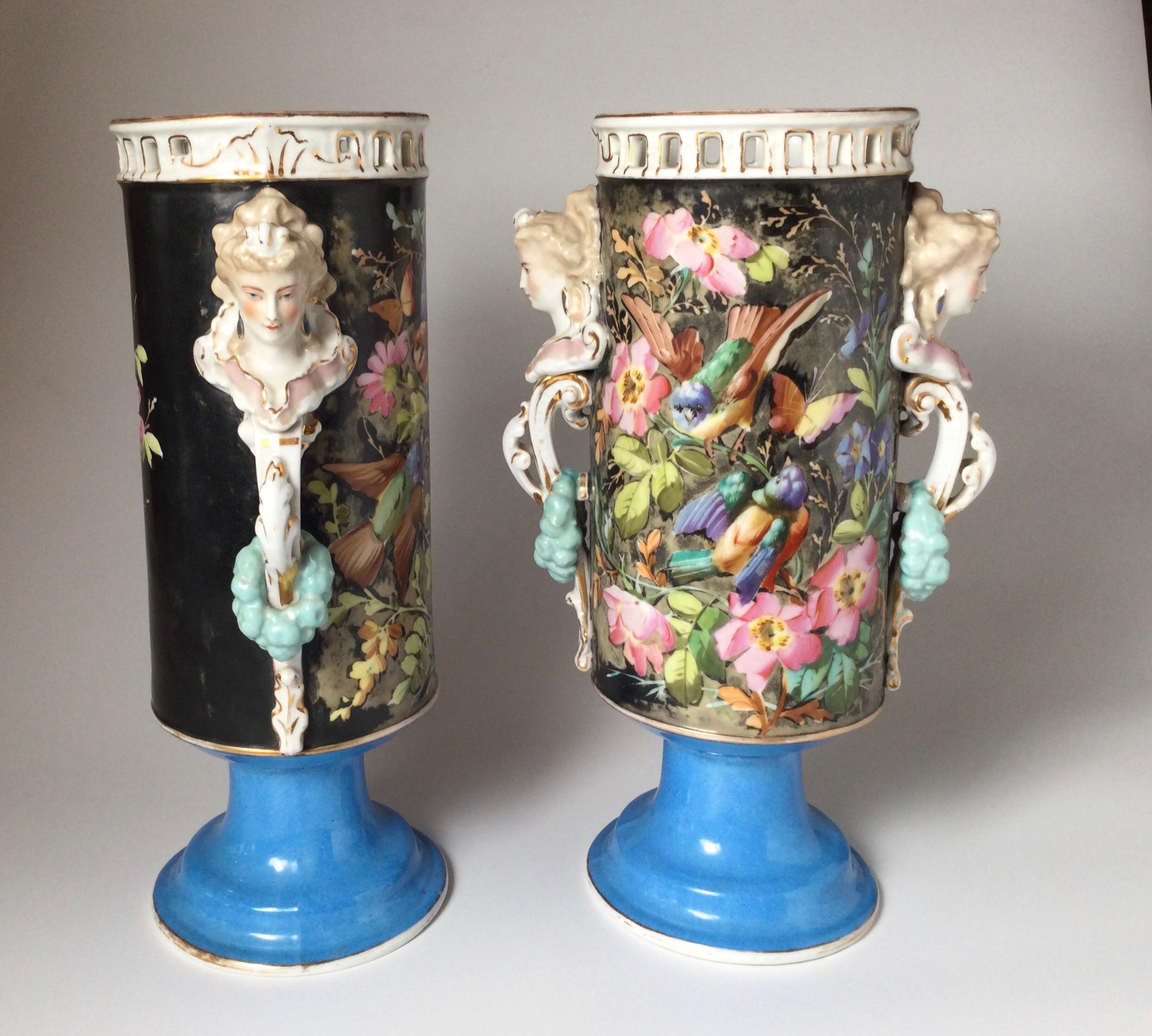Néoclassique Paire de vases cylindriques en porcelaine de Paris peints à la main  en vente