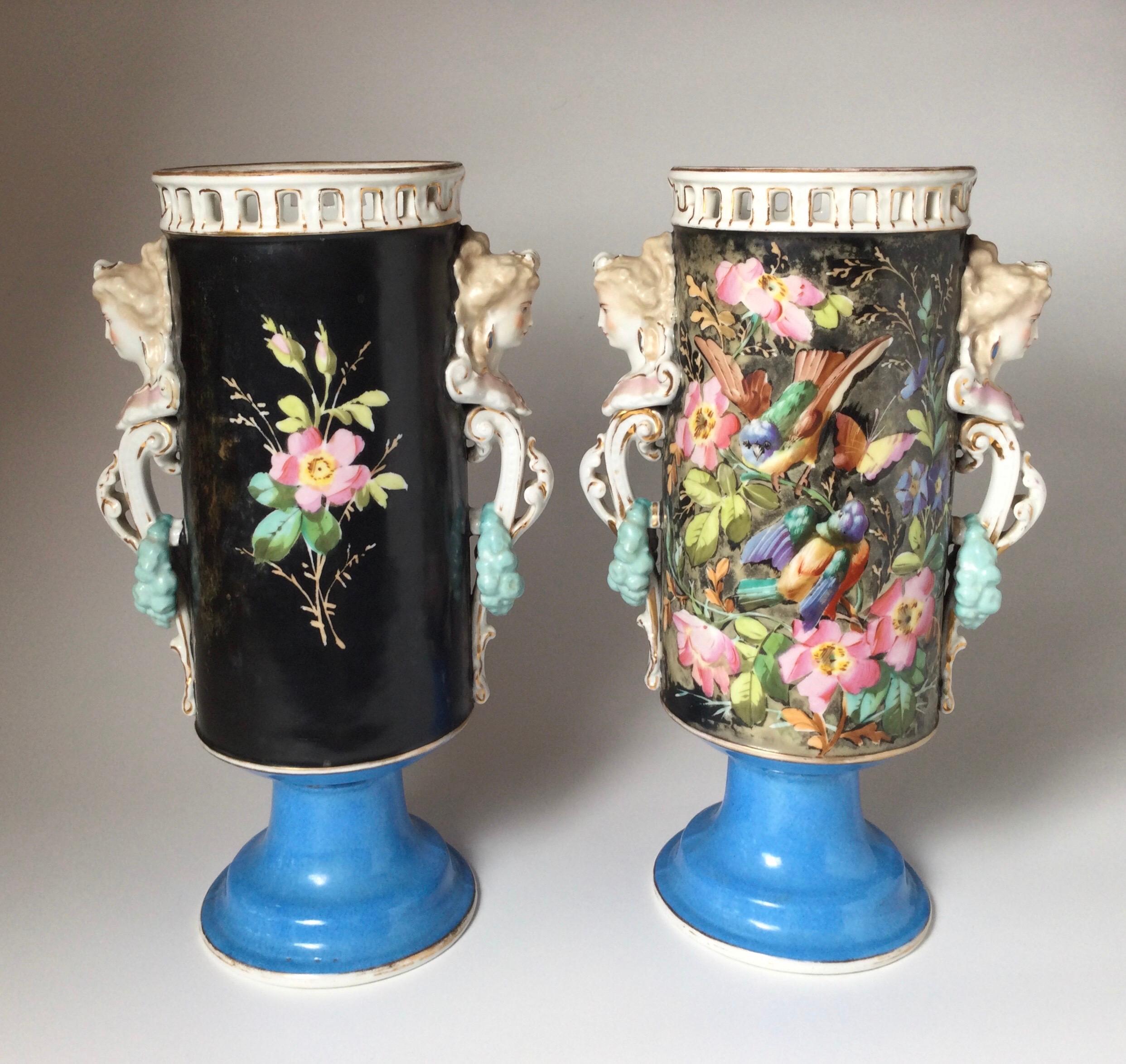 Paar Pariser handbemalte Zylindervasen aus Porzellan  (Französisch) im Angebot
