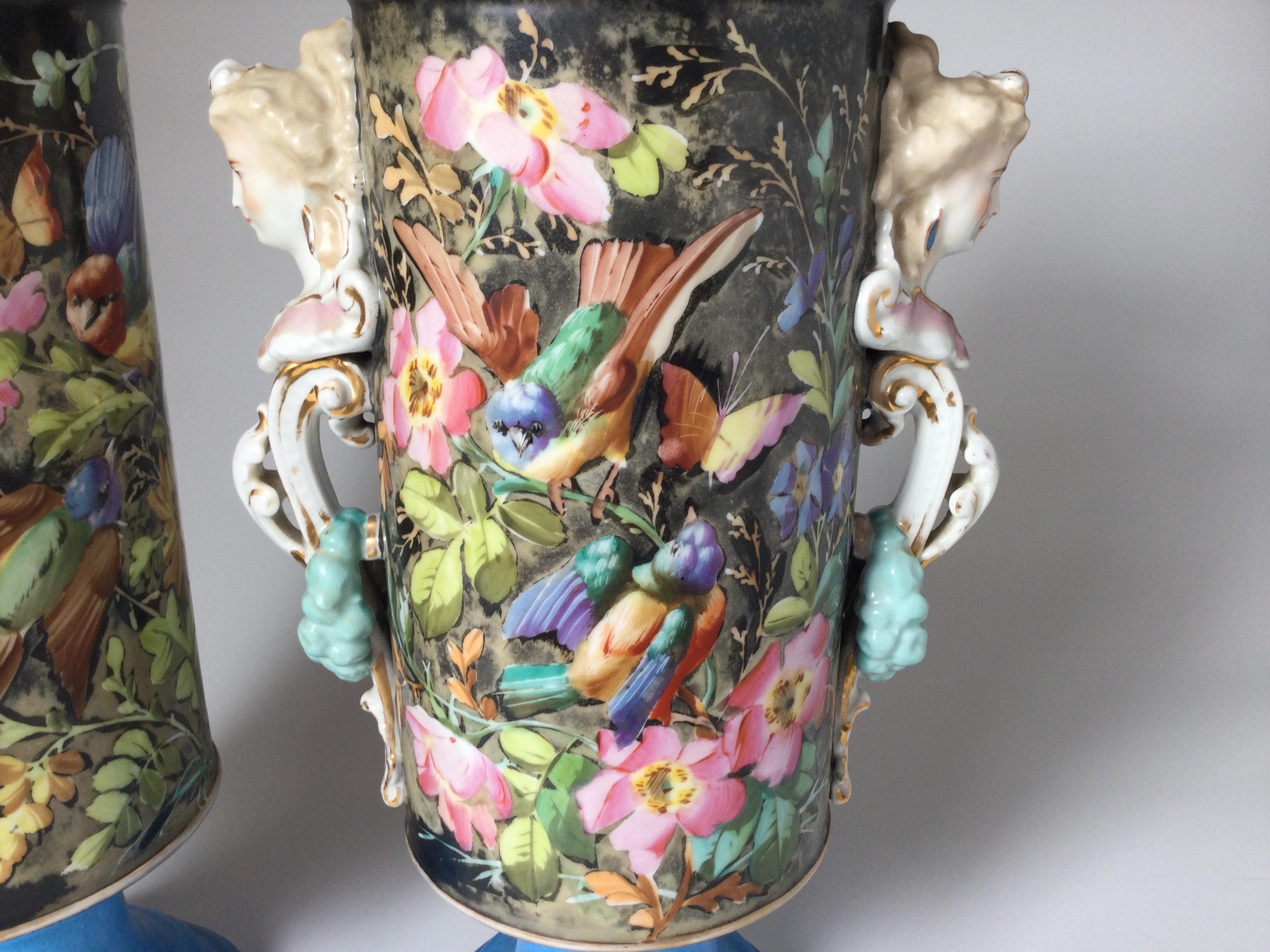 Porcelaine Paire de vases cylindriques en porcelaine de Paris peints à la main  en vente