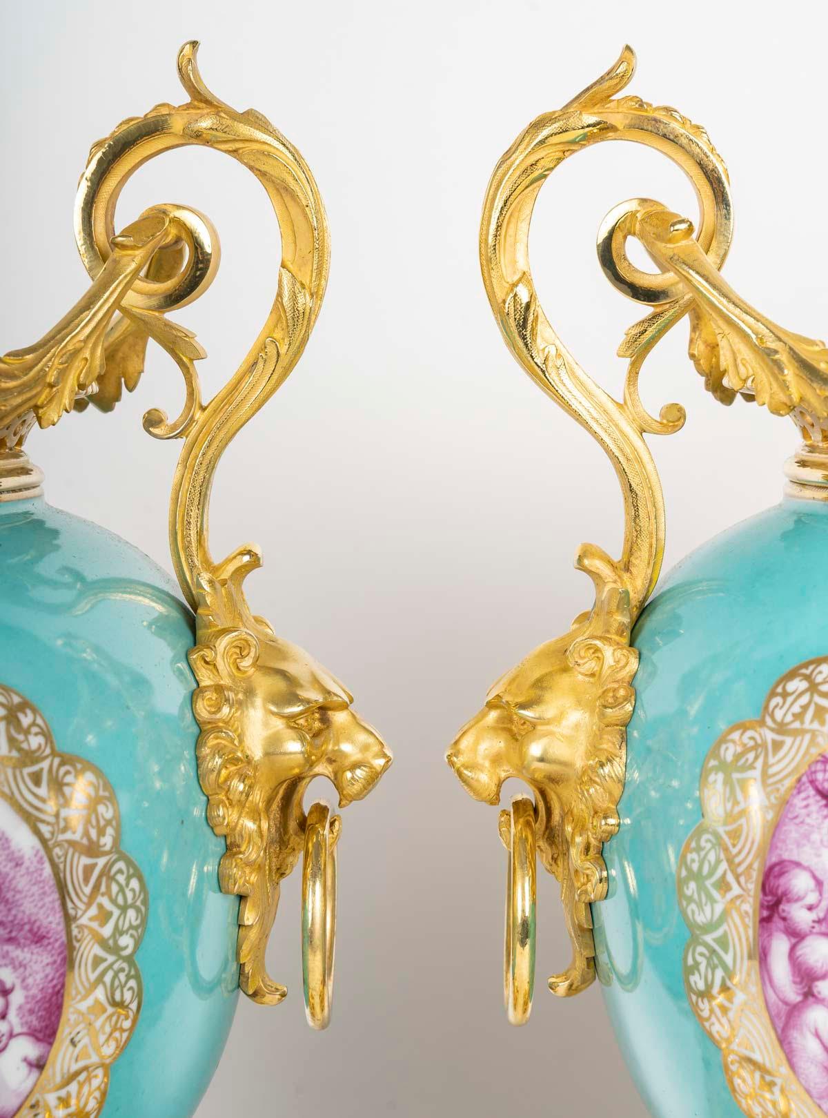Coppia di vasi in porcellana di Parigi con montatura in bronzo dorato, XIX secolo. in vendita 3