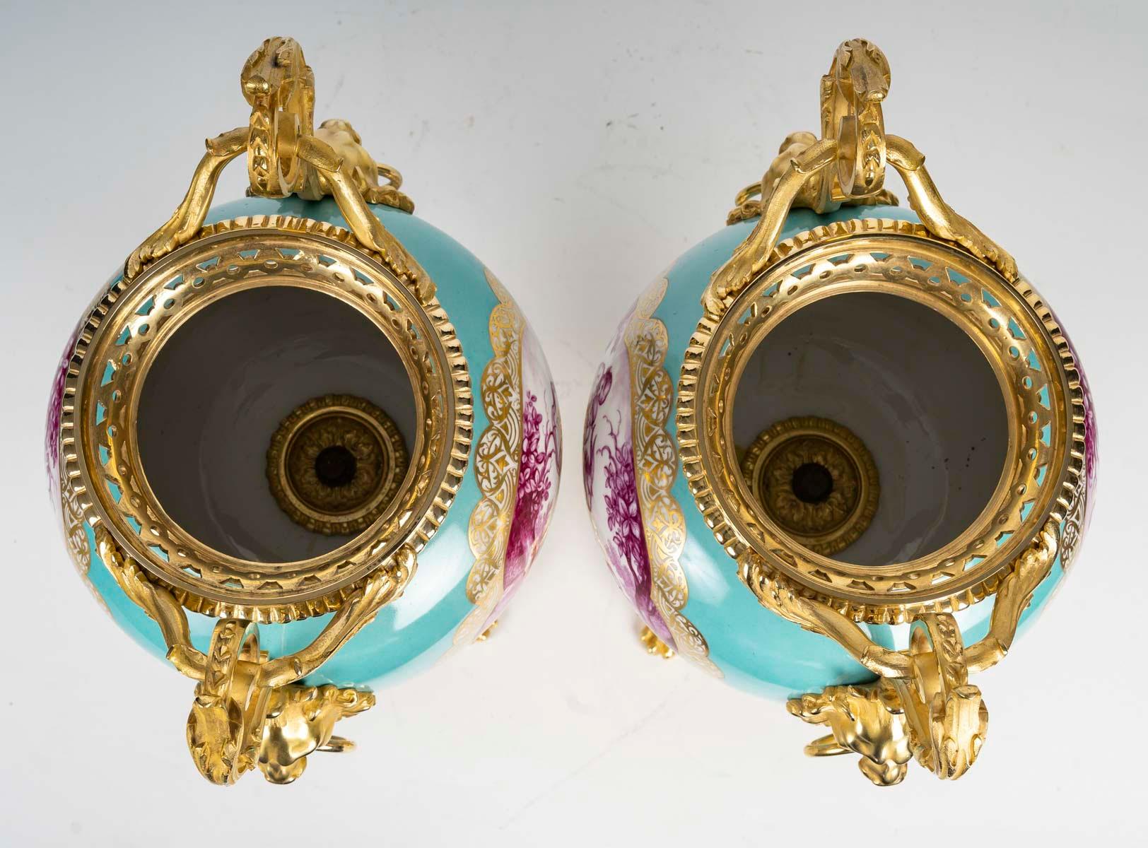 Coppia di vasi in porcellana di Parigi con montatura in bronzo dorato, XIX secolo. in vendita 4