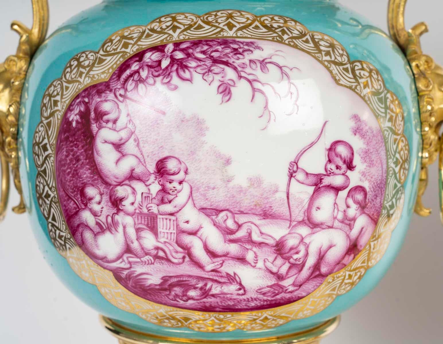 Coppia di vasi in porcellana di Parigi con montatura in bronzo dorato, XIX secolo.

Coppia di vasi in porcellana di Parigi con decorazioni dipinte a mano di putti che giocano, montatura in bronzo dorato, periodo Napoleone III, XIX secolo.

h: