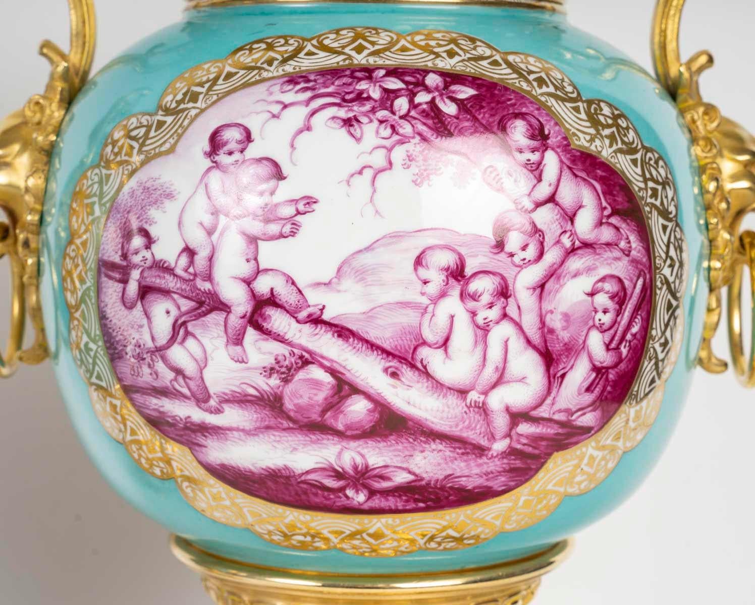 Napoleone III Coppia di vasi in porcellana di Parigi con montatura in bronzo dorato, XIX secolo. in vendita