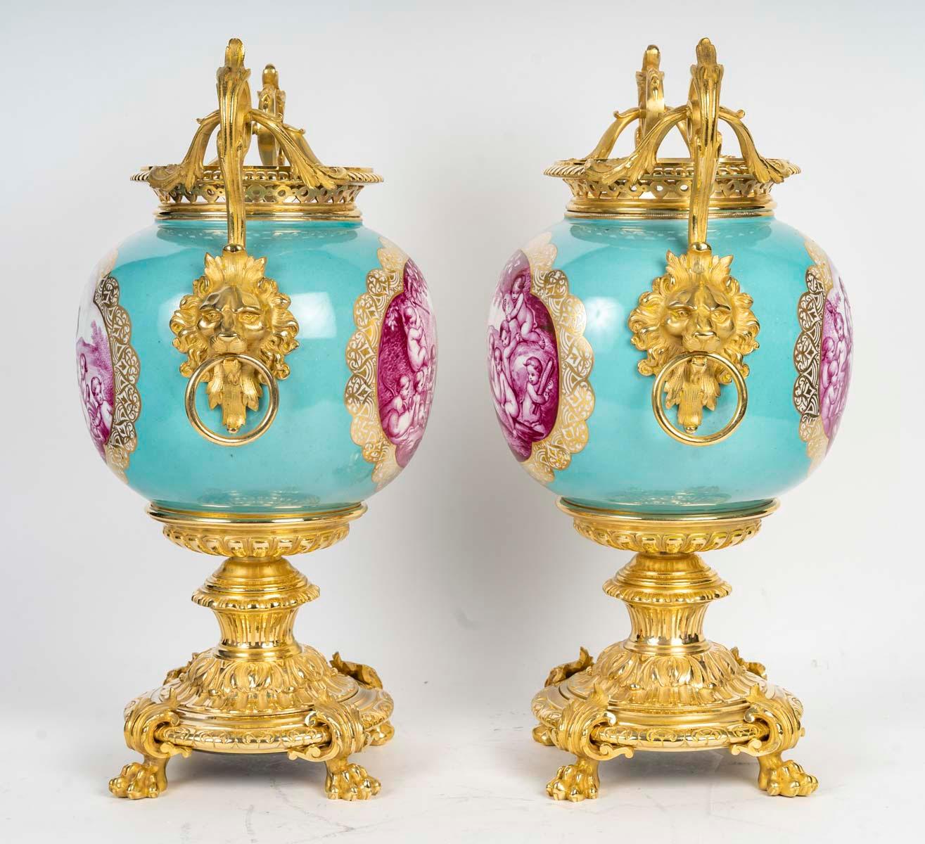 Dorato Coppia di vasi in porcellana di Parigi con montatura in bronzo dorato, XIX secolo. in vendita