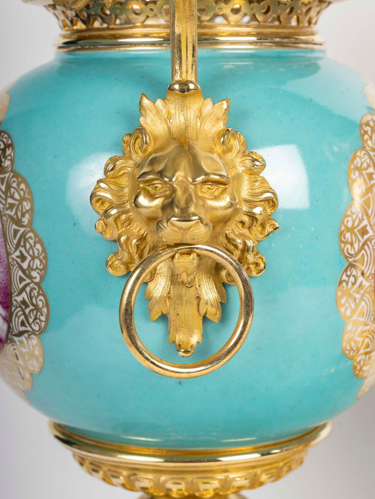 Coppia di vasi in porcellana di Parigi con montatura in bronzo dorato, XIX secolo. In condizioni buone in vendita a Saint-Ouen, FR