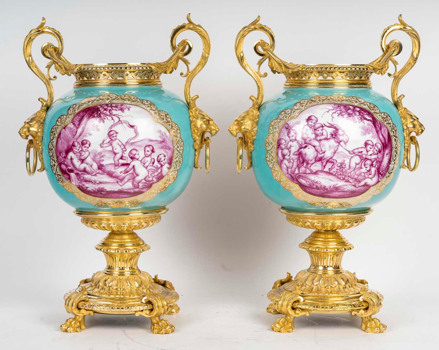 Bronzo Coppia di vasi in porcellana di Parigi con montatura in bronzo dorato, XIX secolo. in vendita